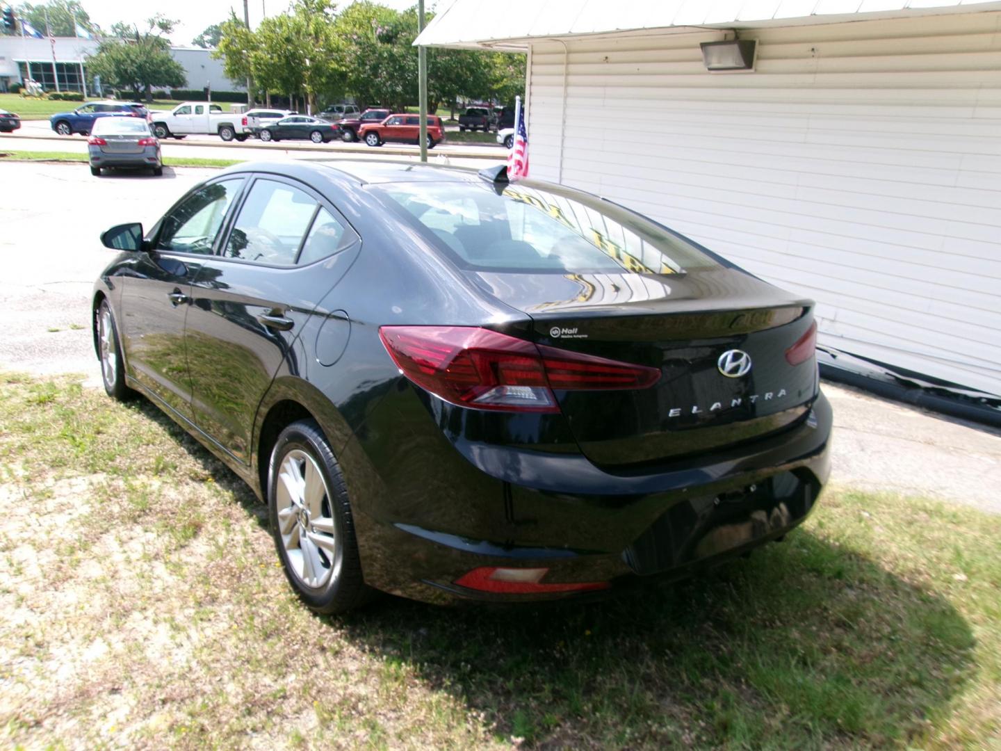 2019 Black Hyundai Elantra Limited (5NPD84LF5KH) with an 1.8L L4 DOHC 16V engine, 6A transmission, located at 2553 Airline Blvd, Portsmouth, VA, 23701, (757) 488-8331, 36.813889, -76.357597 - ***VEHICLE TERMS*** Down Payment: $999 Weekly Payment: $120 APR: 23.9% Repayment Terms: 42 Months *** CALL ELIZABETH SMITH - DIRECTOR OF MARKETING @ 757-488-8331 TO SCHEDULE YOUR APPOINTMENT TODAY AND GET PRE-APPROVED RIGHT OVER THE PHONE*** - Photo#7