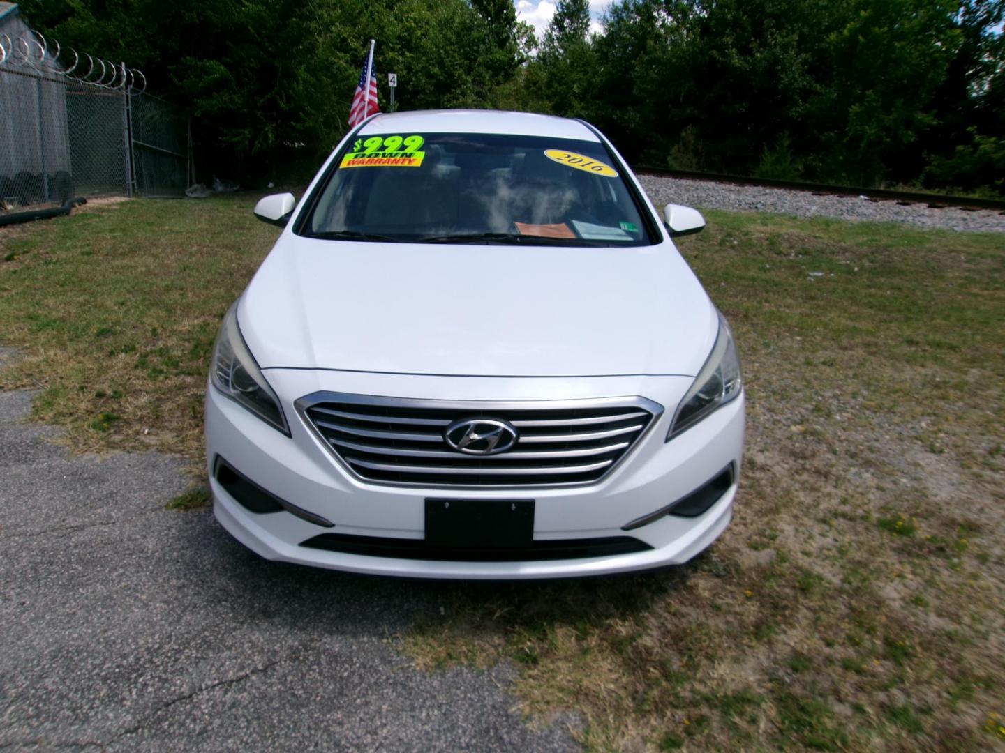 2016 White Hyundai Sonata SE (5NPE24AF1GH) with an 2.4L L4 DOHC 16V engine, 7A transmission, located at 2553 Airline Blvd, Portsmouth, VA, 23701, (757) 488-8331, 36.813889, -76.357597 - ***VEHICLE TERMS*** Down Payment: $999 Weekly Payment: $115 APR: 23.9% Repayment Terms: 42 Months *** CALL ELIZABETH SMITH - DIRECTOR OF MARKETING @ 757-488-8331 TO SCHEDULE YOUR APPOINTMENT TODAY AND GET PRE-APPROVED RIGHT OVER THE PHONE*** - Photo#2