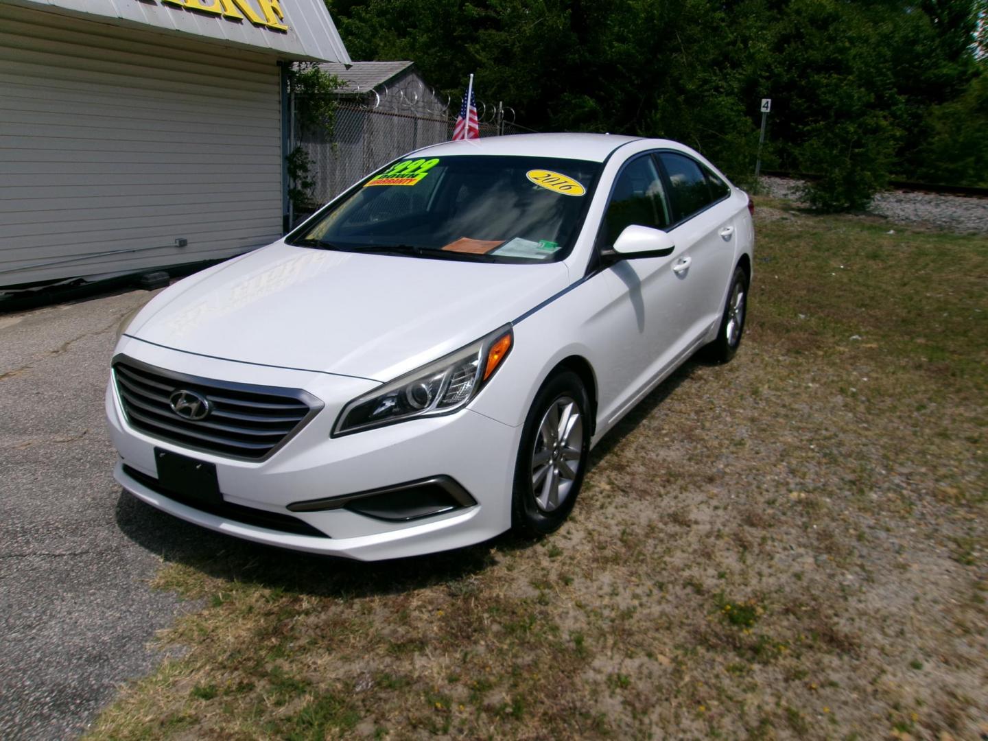 2016 White Hyundai Sonata SE (5NPE24AF1GH) with an 2.4L L4 DOHC 16V engine, 7A transmission, located at 2553 Airline Blvd, Portsmouth, VA, 23701, (757) 488-8331, 36.813889, -76.357597 - ***VEHICLE TERMS*** Down Payment: $999 Weekly Payment: $115 APR: 23.9% Repayment Terms: 42 Months *** CALL ELIZABETH SMITH - DIRECTOR OF MARKETING @ 757-488-8331 TO SCHEDULE YOUR APPOINTMENT TODAY AND GET PRE-APPROVED RIGHT OVER THE PHONE*** - Photo#1
