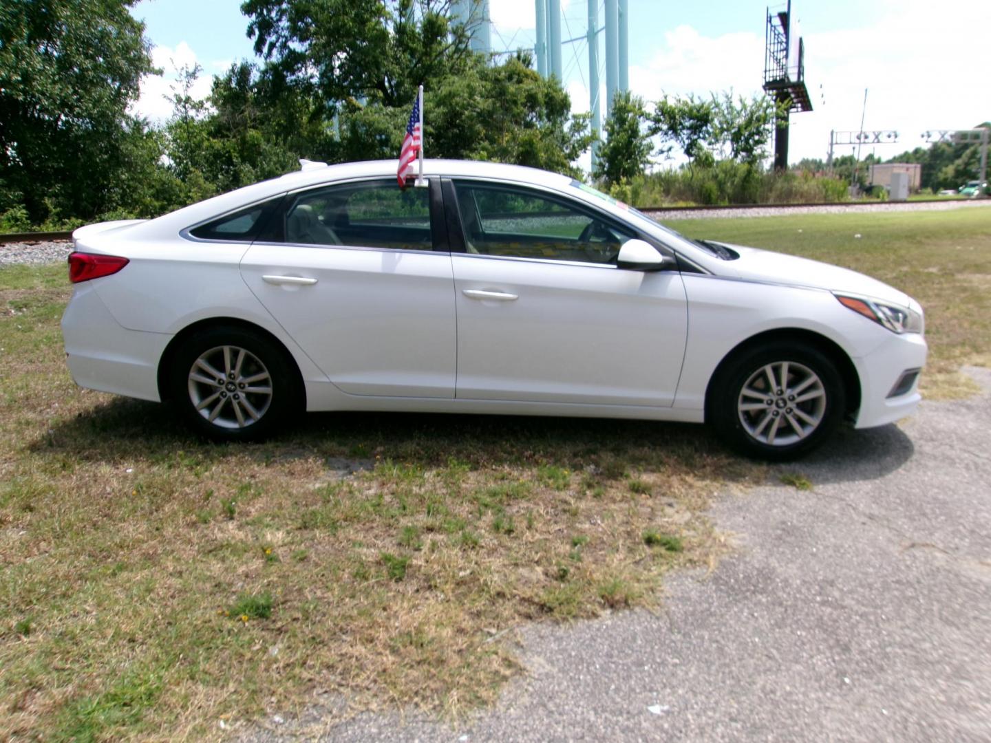2016 White Hyundai Sonata SE (5NPE24AF1GH) with an 2.4L L4 DOHC 16V engine, 7A transmission, located at 2553 Airline Blvd, Portsmouth, VA, 23701, (757) 488-8331, 36.813889, -76.357597 - ***VEHICLE TERMS*** Down Payment: $999 Weekly Payment: $115 APR: 23.9% Repayment Terms: 42 Months *** CALL ELIZABETH SMITH - DIRECTOR OF MARKETING @ 757-488-8331 TO SCHEDULE YOUR APPOINTMENT TODAY AND GET PRE-APPROVED RIGHT OVER THE PHONE*** - Photo#4