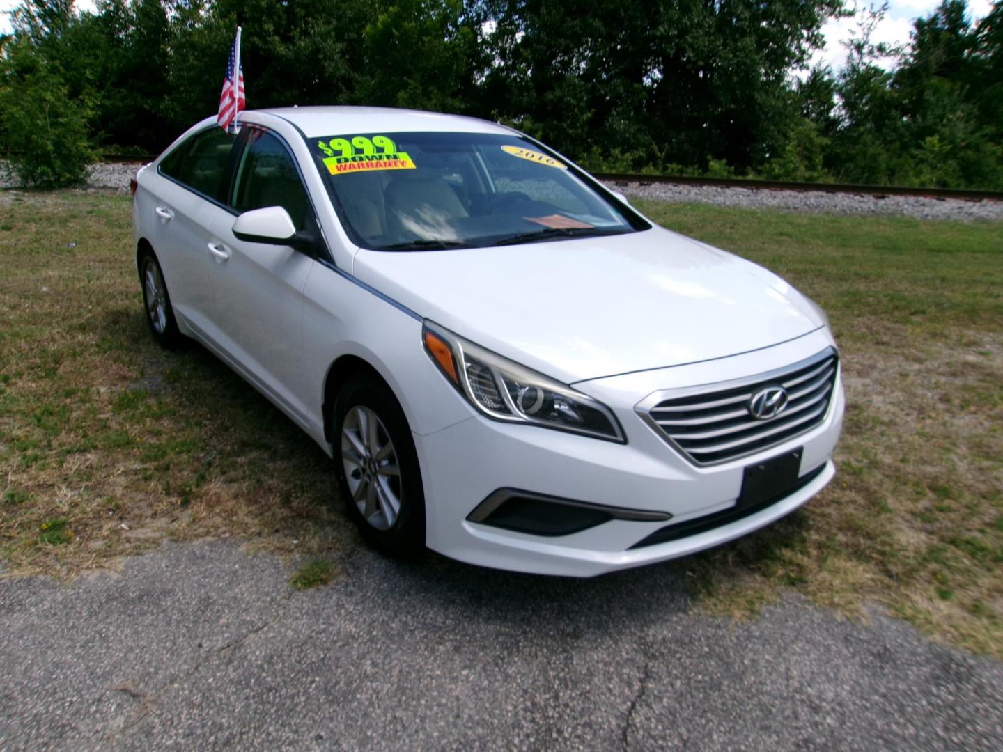 2016 White Hyundai Sonata SE (5NPE24AF1GH) with an 2.4L L4 DOHC 16V engine, 7A transmission, located at 2553 Airline Blvd, Portsmouth, VA, 23701, (757) 488-8331, 36.813889, -76.357597 - ***VEHICLE TERMS*** Down Payment: $999 Weekly Payment: $115 APR: 23.9% Repayment Terms: 42 Months *** CALL ELIZABETH SMITH - DIRECTOR OF MARKETING @ 757-488-8331 TO SCHEDULE YOUR APPOINTMENT TODAY AND GET PRE-APPROVED RIGHT OVER THE PHONE*** - Photo#3