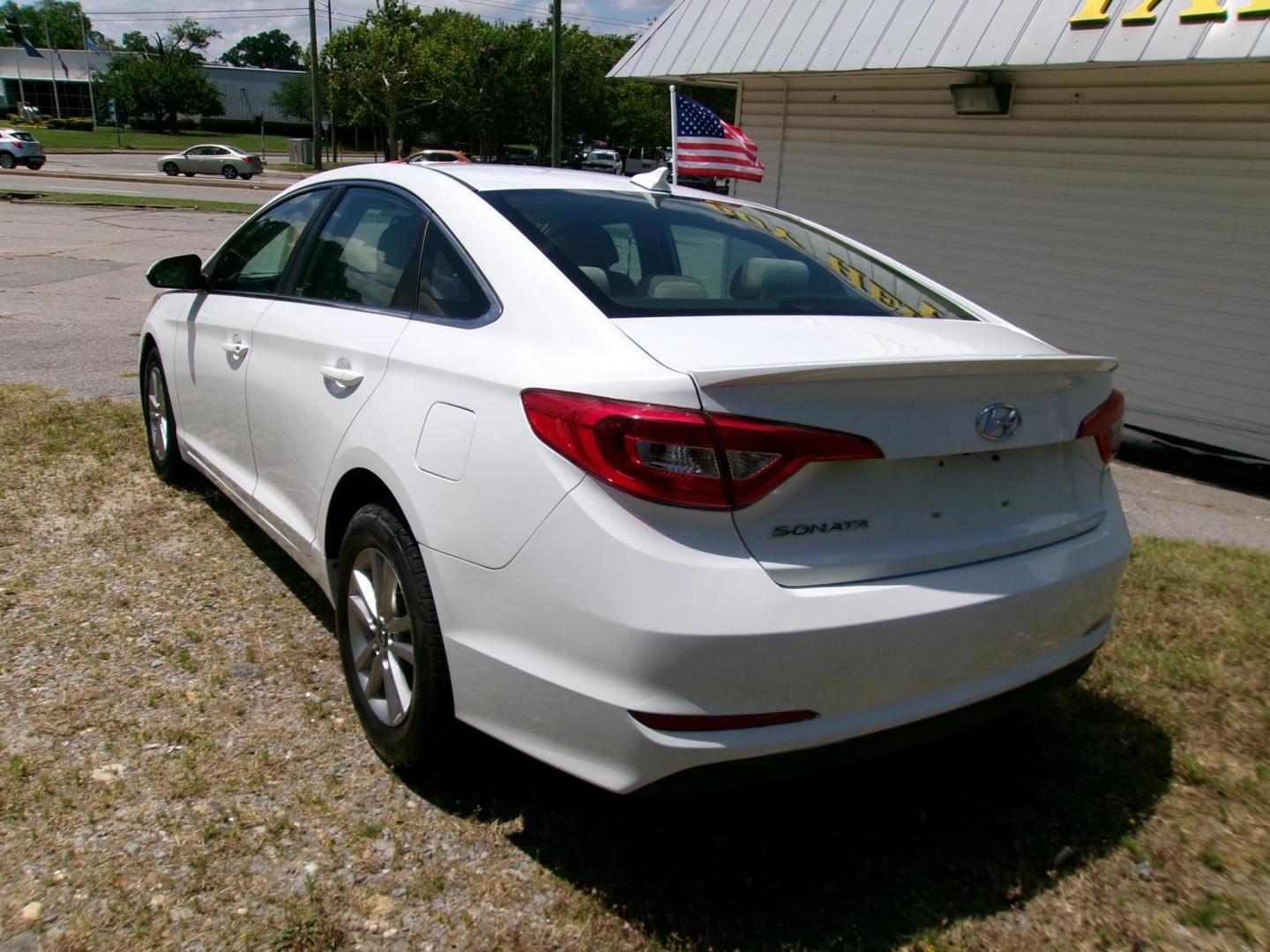 2016 White Hyundai Sonata SE (5NPE24AF1GH) with an 2.4L L4 DOHC 16V engine, 7A transmission, located at 2553 Airline Blvd, Portsmouth, VA, 23701, (757) 488-8331, 36.813889, -76.357597 - ***VEHICLE TERMS*** Down Payment: $999 Weekly Payment: $115 APR: 23.9% Repayment Terms: 42 Months *** CALL ELIZABETH SMITH - DIRECTOR OF MARKETING @ 757-488-8331 TO SCHEDULE YOUR APPOINTMENT TODAY AND GET PRE-APPROVED RIGHT OVER THE PHONE*** - Photo#7