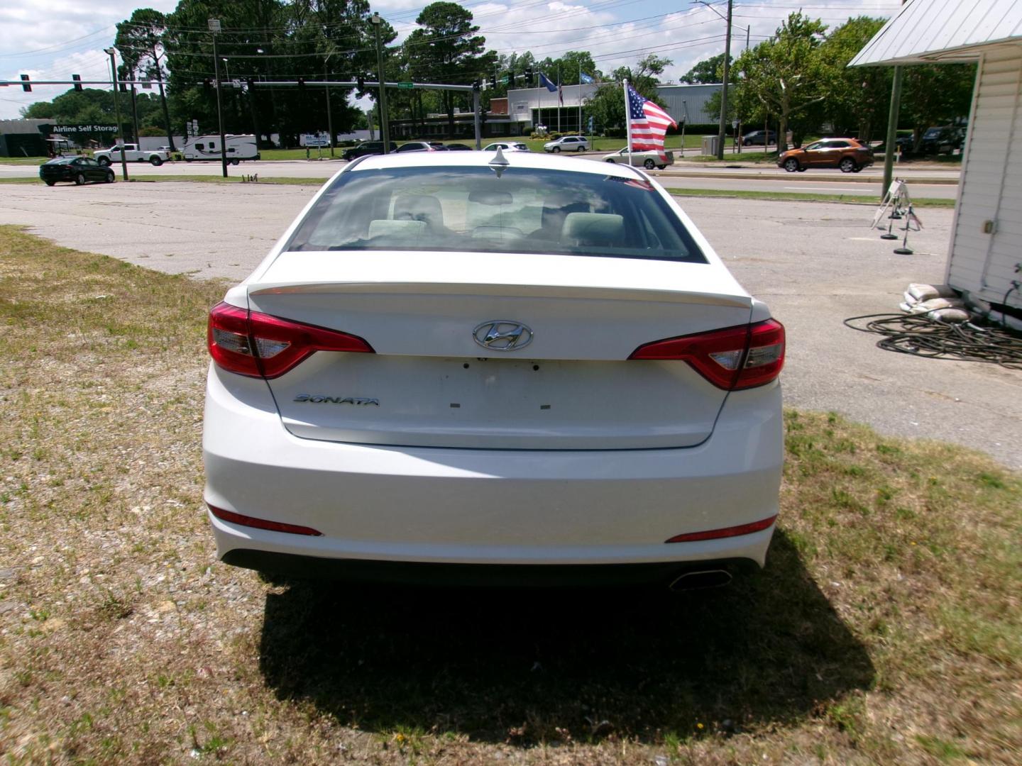 2016 White Hyundai Sonata SE (5NPE24AF1GH) with an 2.4L L4 DOHC 16V engine, 7A transmission, located at 2553 Airline Blvd, Portsmouth, VA, 23701, (757) 488-8331, 36.813889, -76.357597 - ***VEHICLE TERMS*** Down Payment: $999 Weekly Payment: $115 APR: 23.9% Repayment Terms: 42 Months *** CALL ELIZABETH SMITH - DIRECTOR OF MARKETING @ 757-488-8331 TO SCHEDULE YOUR APPOINTMENT TODAY AND GET PRE-APPROVED RIGHT OVER THE PHONE*** - Photo#6