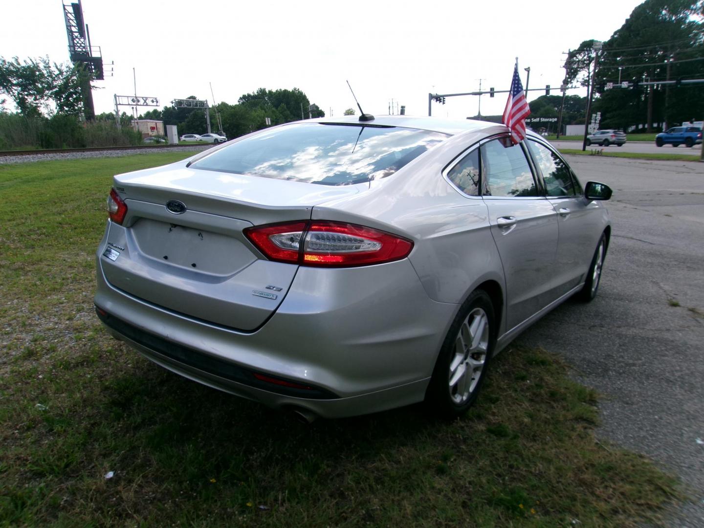 2015 Silver Ford Fusion SE (1FA6P0HD0F5) with an 1.5L L4 DOHC 16V engine, located at 2553 Airline Blvd, Portsmouth, VA, 23701, (757) 488-8331, 36.813889, -76.357597 - Photo#5