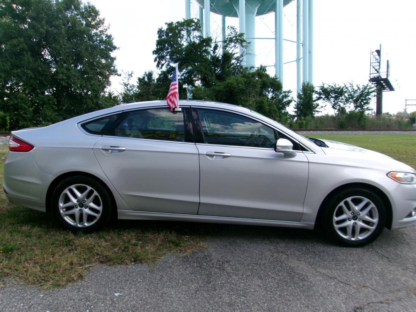 2015 Silver Ford Fusion SE (1FA6P0HD0F5) with an 1.5L L4 DOHC 16V engine, located at 2553 Airline Blvd, Portsmouth, VA, 23701, (757) 488-8331, 36.813889, -76.357597 - Photo#4