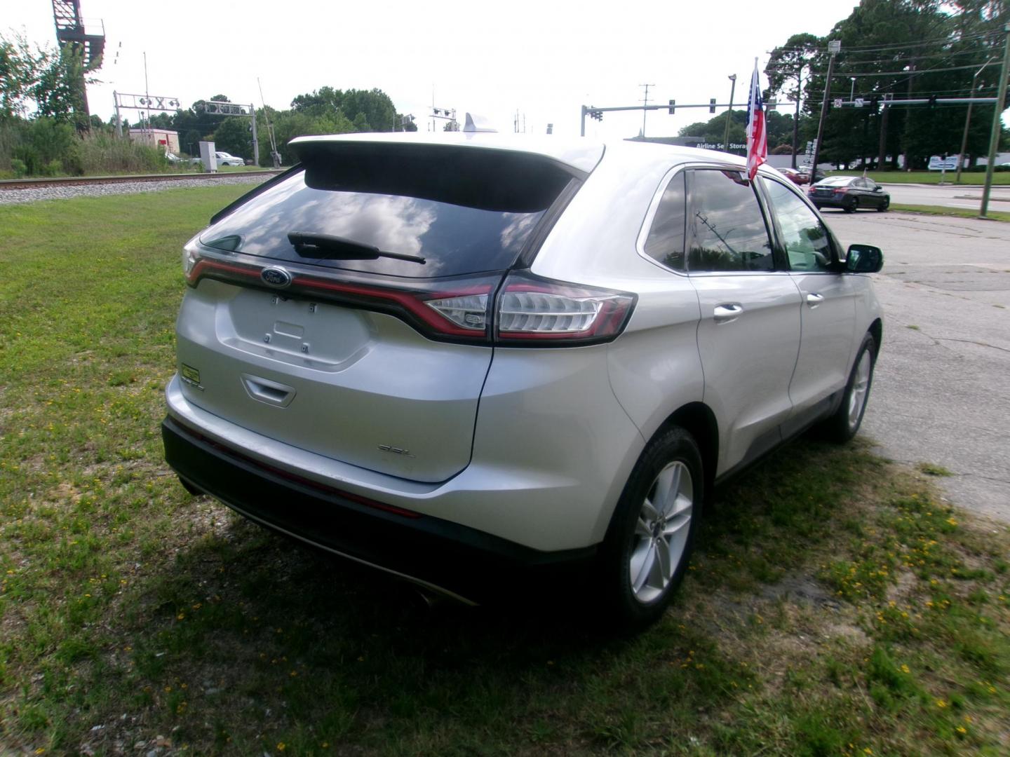 2017 Silver Ford Edge SEL FWD (2FMPK3J92HB) with an 2.0L L4 DOHC 16V engine, 6A transmission, located at 2553 Airline Blvd, Portsmouth, VA, 23701, (757) 488-8331, 36.813889, -76.357597 - Photo#5
