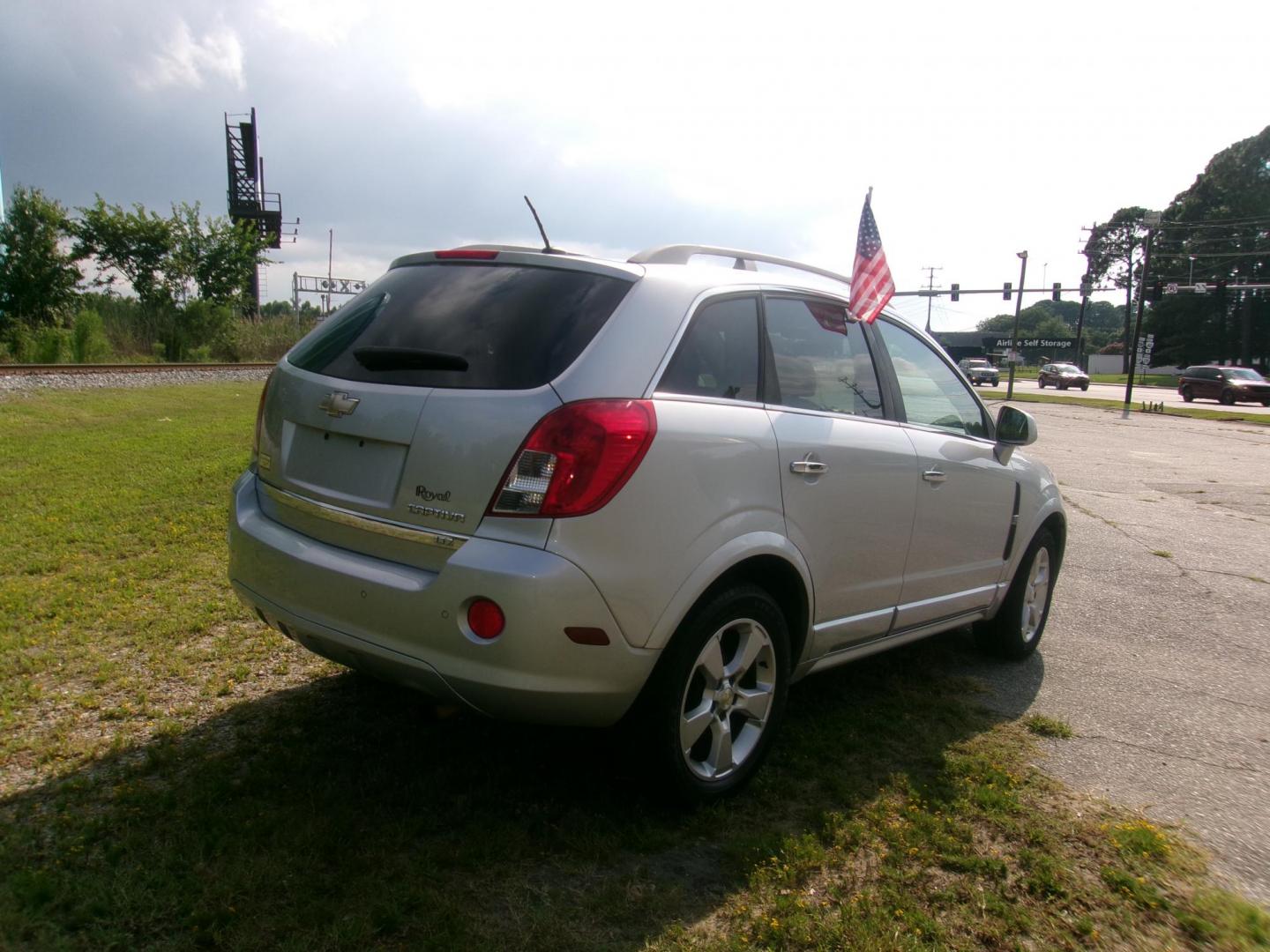 2014 Silver Chevrolet Captiva Sport LTZ FWD (3GNAL4EK3ES) with an 2.4L L4 DOHC 16V FFV engine, 6-Speed Automatic transmission, located at 2553 Airline Blvd, Portsmouth, VA, 23701, (757) 488-8331, 36.813889, -76.357597 - Photo#5
