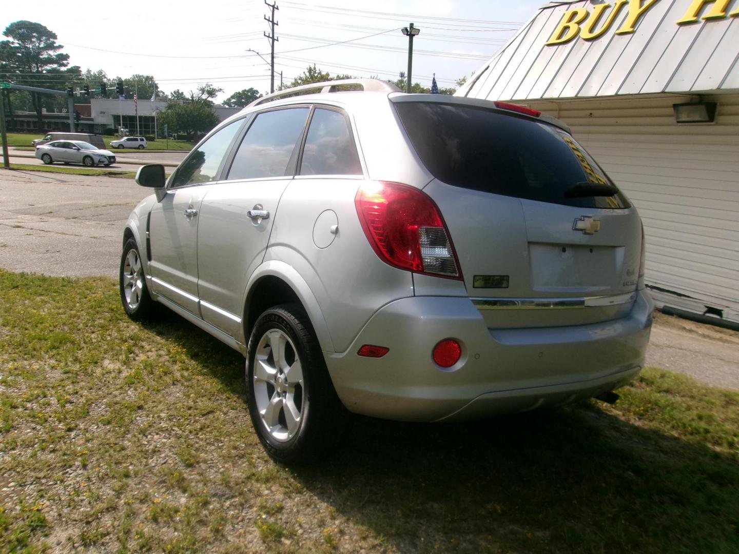 2014 Silver Chevrolet Captiva Sport LTZ FWD (3GNAL4EK3ES) with an 2.4L L4 DOHC 16V FFV engine, 6-Speed Automatic transmission, located at 2553 Airline Blvd, Portsmouth, VA, 23701, (757) 488-8331, 36.813889, -76.357597 - Photo#7