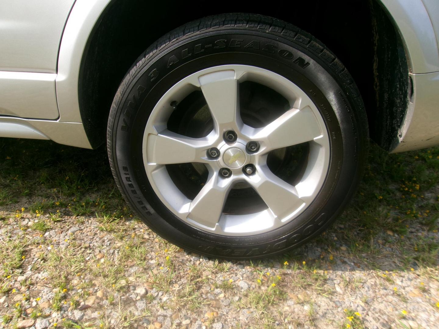 2014 Silver Chevrolet Captiva Sport LTZ FWD (3GNAL4EK3ES) with an 2.4L L4 DOHC 16V FFV engine, 6-Speed Automatic transmission, located at 2553 Airline Blvd, Portsmouth, VA, 23701, (757) 488-8331, 36.813889, -76.357597 - Photo#8