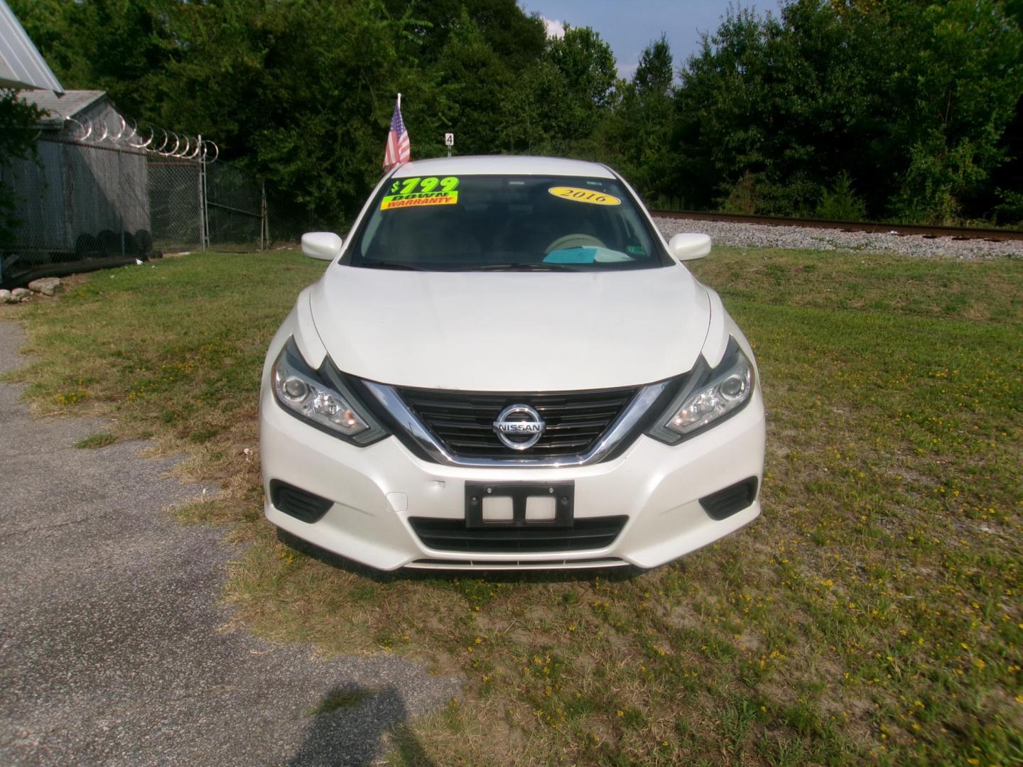 2016 White Nissan Altima 2.5 SL (1N4AL3AP8GC) with an 2.5L L4 DOHC 16V engine, CVT transmission, located at 2553 Airline Blvd, Portsmouth, VA, 23701, (757) 488-8331, 36.813889, -76.357597 - Photo#2