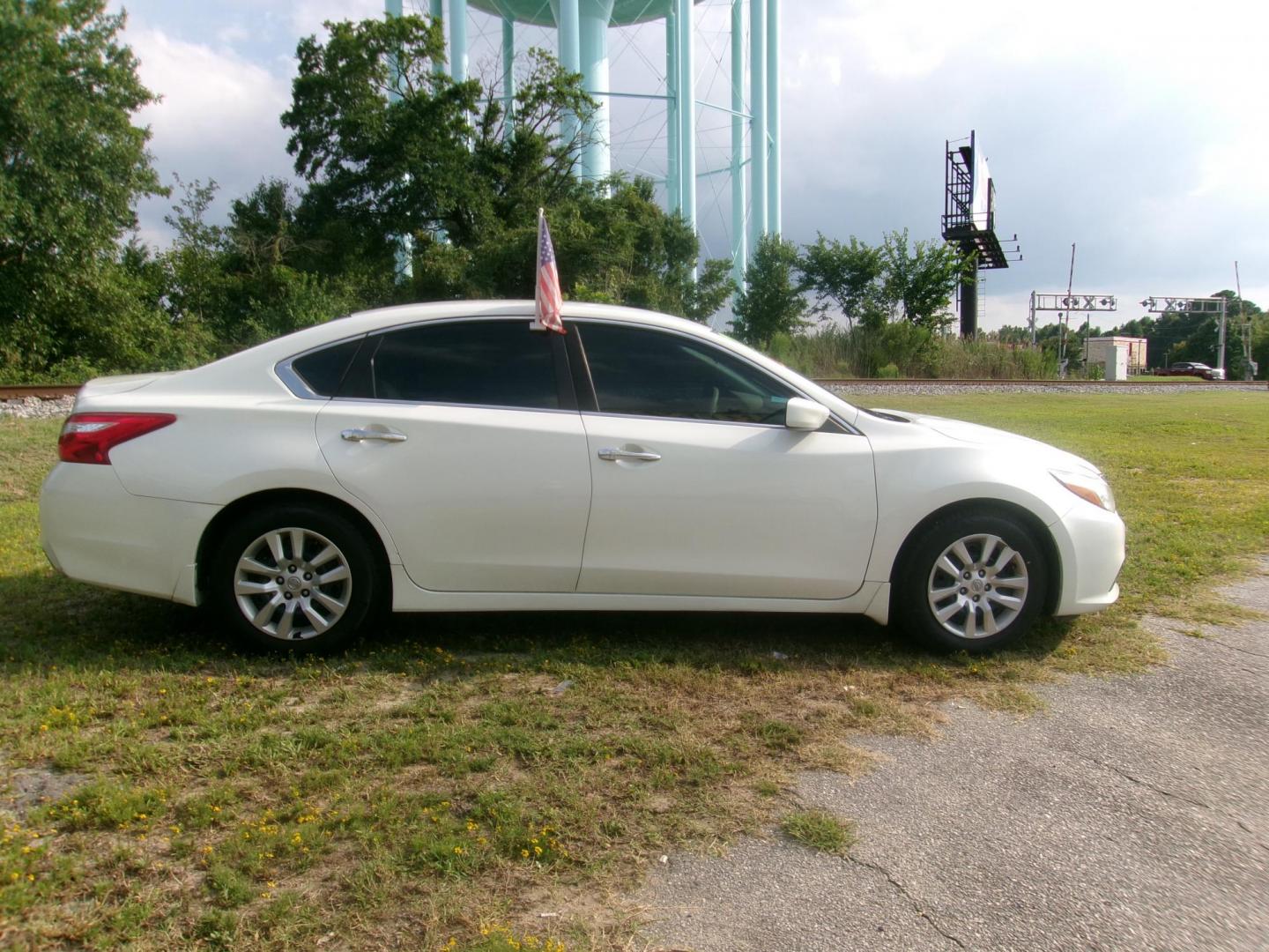 2016 White Nissan Altima 2.5 SL (1N4AL3AP8GC) with an 2.5L L4 DOHC 16V engine, CVT transmission, located at 2553 Airline Blvd, Portsmouth, VA, 23701, (757) 488-8331, 36.813889, -76.357597 - Photo#4