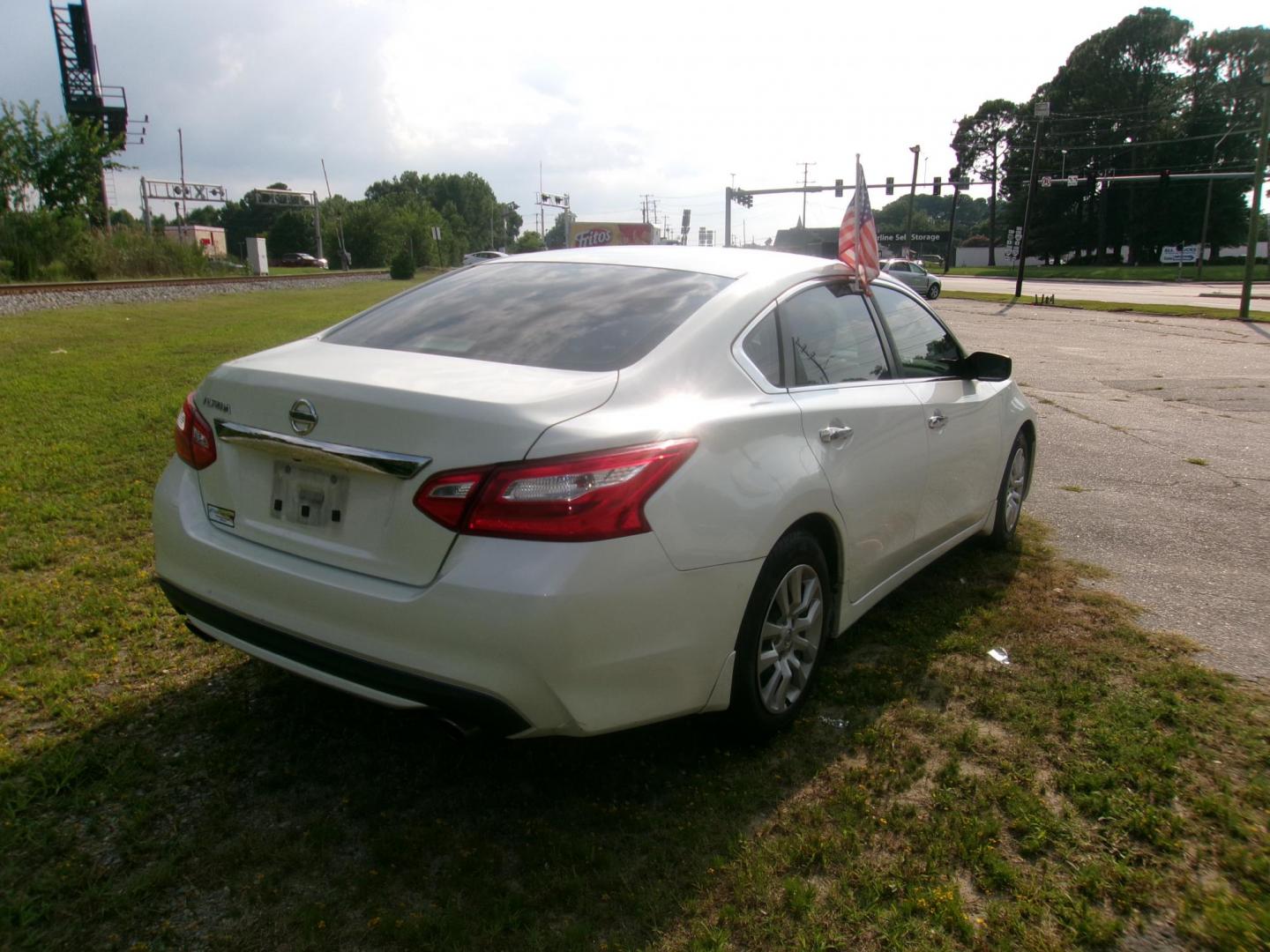 2016 White Nissan Altima 2.5 SL (1N4AL3AP8GC) with an 2.5L L4 DOHC 16V engine, CVT transmission, located at 2553 Airline Blvd, Portsmouth, VA, 23701, (757) 488-8331, 36.813889, -76.357597 - Photo#5