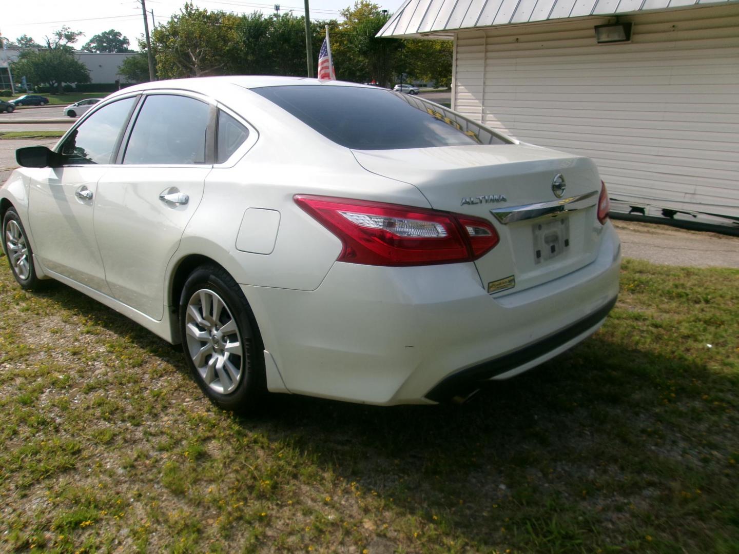 2016 White Nissan Altima 2.5 SL (1N4AL3AP8GC) with an 2.5L L4 DOHC 16V engine, CVT transmission, located at 2553 Airline Blvd, Portsmouth, VA, 23701, (757) 488-8331, 36.813889, -76.357597 - Photo#7