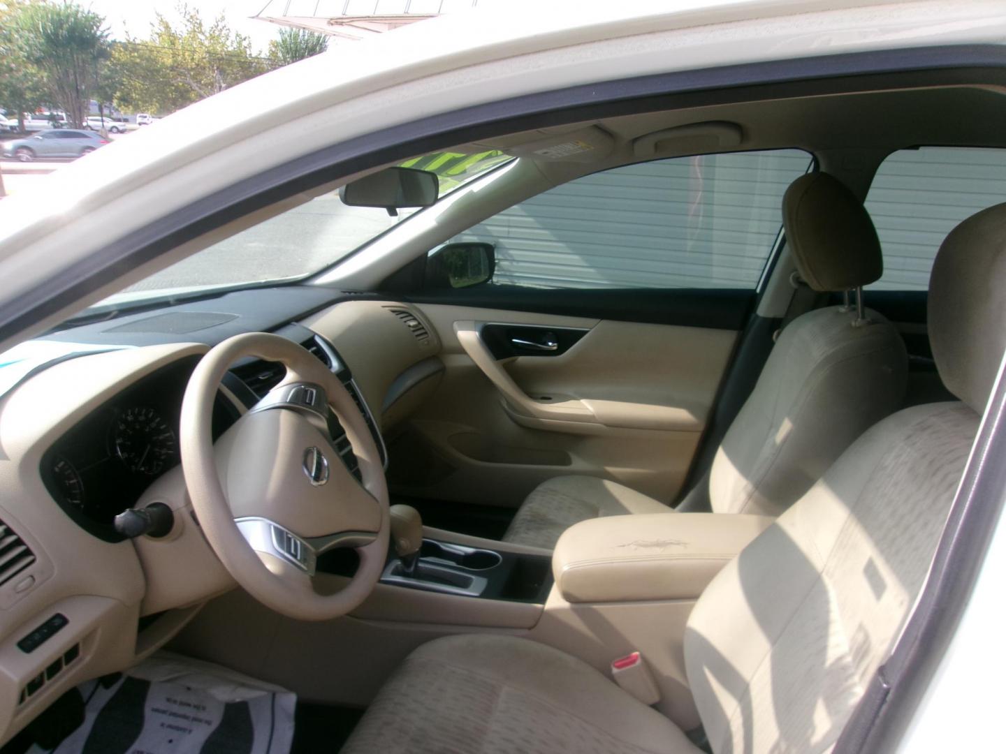 2016 White Nissan Altima 2.5 SL (1N4AL3AP8GC) with an 2.5L L4 DOHC 16V engine, CVT transmission, located at 2553 Airline Blvd, Portsmouth, VA, 23701, (757) 488-8331, 36.813889, -76.357597 - Photo#9