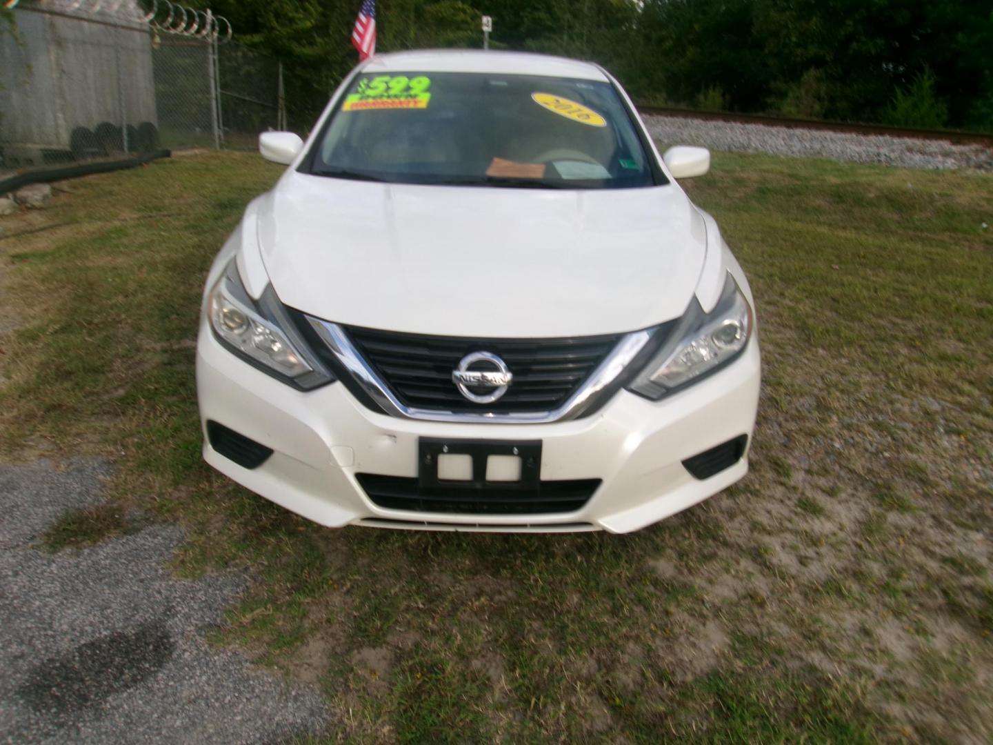 2016 White Nissan Altima 2.5 SL (1N4AL3AP8GC) with an 2.5L L4 DOHC 16V engine, CVT transmission, located at 2553 Airline Blvd, Portsmouth, VA, 23701, (757) 488-8331, 36.813889, -76.357597 - Photo#2