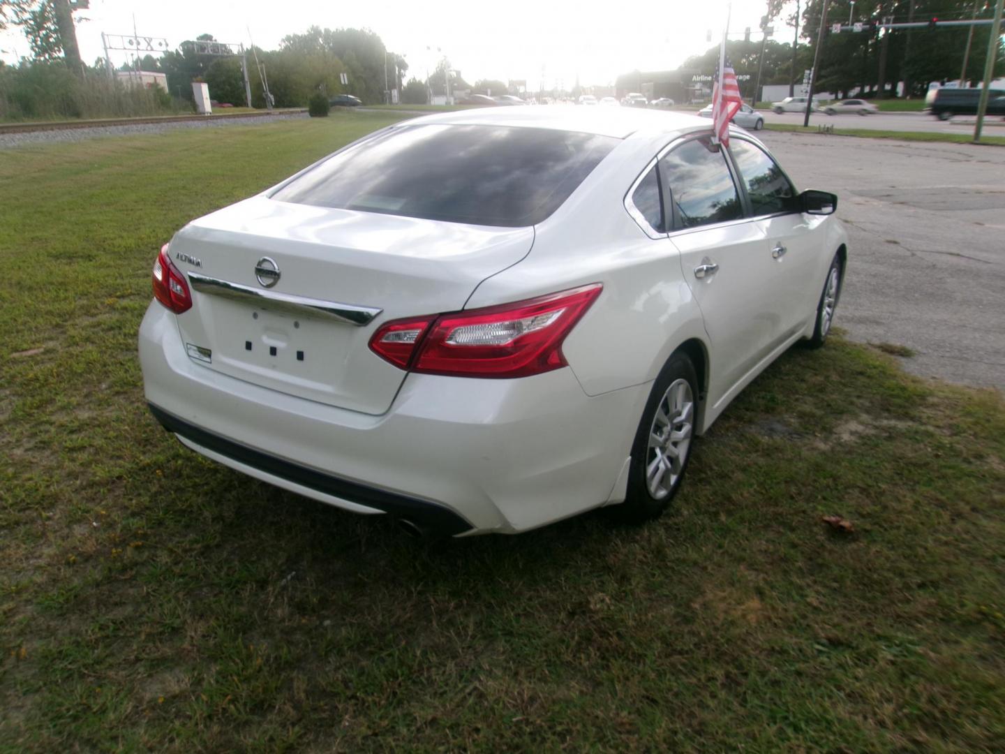 2016 White Nissan Altima 2.5 SL (1N4AL3AP8GC) with an 2.5L L4 DOHC 16V engine, CVT transmission, located at 2553 Airline Blvd, Portsmouth, VA, 23701, (757) 488-8331, 36.813889, -76.357597 - Photo#5