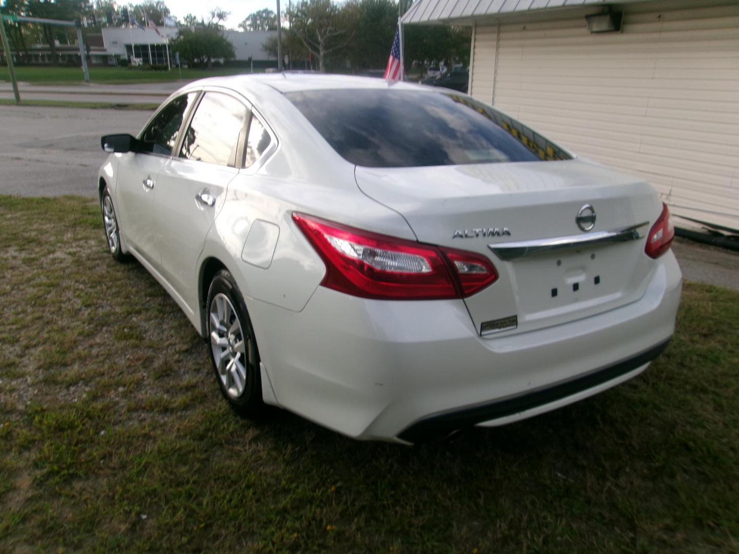 2016 White Nissan Altima 2.5 SL (1N4AL3AP8GC) with an 2.5L L4 DOHC 16V engine, CVT transmission, located at 2553 Airline Blvd, Portsmouth, VA, 23701, (757) 488-8331, 36.813889, -76.357597 - Photo#7