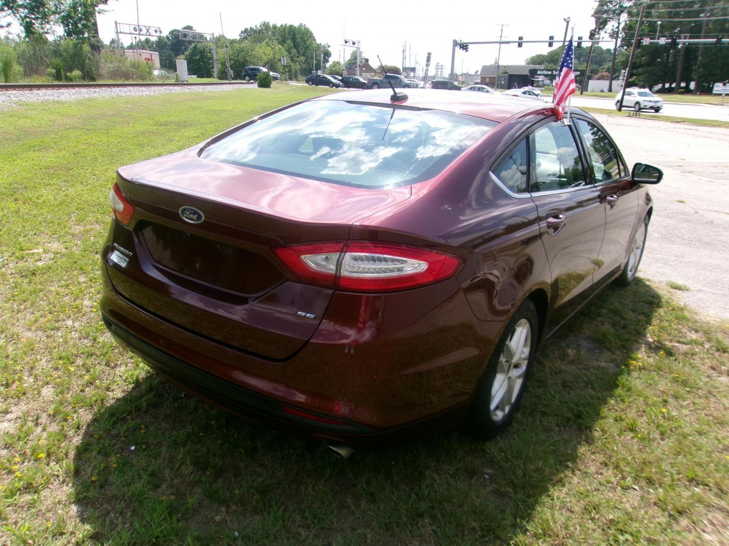 2016 Red Ford Fusion SE (3FA6P0H77GR) with an 2.5L L4 DOHC 16V engine, 6-Speed Automatic transmission, located at 2553 Airline Blvd, Portsmouth, VA, 23701, (757) 488-8331, 36.813889, -76.357597 - ***VEHICLE TERMS*** Down Payment: $899 Weekly Payment: $115 APR: 23.9% Repayment Terms: 42 Months *** CALL ELIZABETH SMITH - DIRECTOR OF MARKETING @ 757-488-8331 TO SCHEDULE YOUR APPOINTMENT TODAY AND GET PRE-APPROVED RIGHT OVER THE PHONE*** - Photo#5