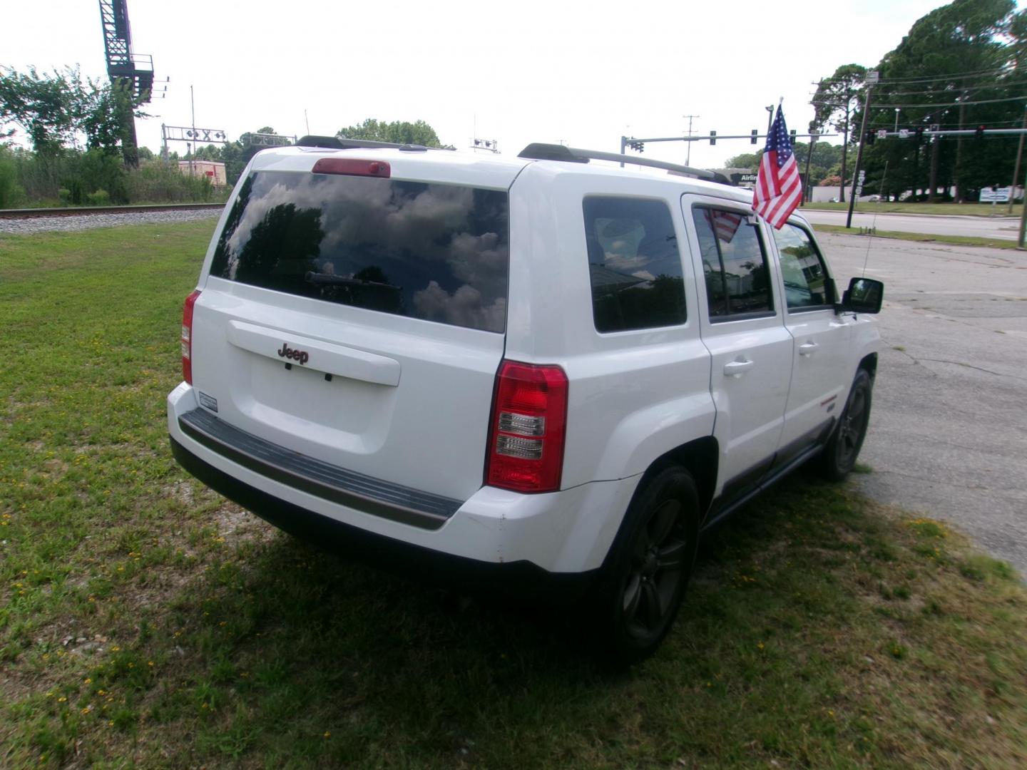 2016 White Jeep Patriot Sport 2WD (1C4NJPBB5GD) with an 2.4L L4 DOHC 16V engine, located at 2553 Airline Blvd, Portsmouth, VA, 23701, (757) 488-8331, 36.813889, -76.357597 - ***VEHICLE TERMS*** Down Payment: $799 Weekly Payment: $110 APR: 23.9% Repayment Terms: 42 Months *** CALL ELIZABETH SMITH - DIRECTOR OF MARKETING @ 757-488-8331 TO SCHEDULE YOUR APPOINTMENT TODAY AND GET PRE-APPROVED RIGHT OVER THE PHONE*** - Photo#5