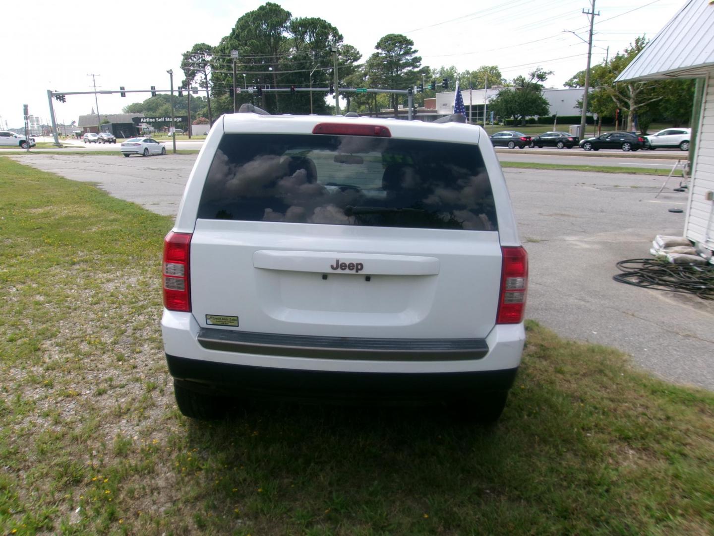 2016 White Jeep Patriot Sport 2WD (1C4NJPBB5GD) with an 2.4L L4 DOHC 16V engine, located at 2553 Airline Blvd, Portsmouth, VA, 23701, (757) 488-8331, 36.813889, -76.357597 - ***VEHICLE TERMS*** Down Payment: $799 Weekly Payment: $110 APR: 23.9% Repayment Terms: 42 Months *** CALL ELIZABETH SMITH - DIRECTOR OF MARKETING @ 757-488-8331 TO SCHEDULE YOUR APPOINTMENT TODAY AND GET PRE-APPROVED RIGHT OVER THE PHONE*** - Photo#6