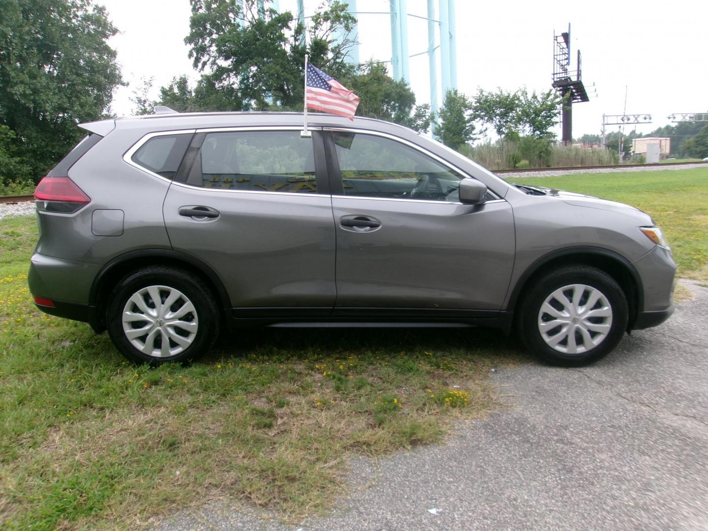 2017 Silver Nissan Rogue SV 2WD (JN8AT2MT8HW) with an 2.5L L4 DOHC 16V engine, CVT transmission, located at 2553 Airline Blvd, Portsmouth, VA, 23701, (757) 488-8331, 36.813889, -76.357597 - ***VEHICLE TERMS*** Down Payment: $899 Weekly Payment: $110 APR: 23.9% Repayment Terms: 42 Months *** CALL ELIZABETH SMITH - DIRECTOR OF MARKETING @ 757-488-8331 TO SCHEDULE YOUR APPOINTMENT TODAY AND GET PRE-APPROVED RIGHT OVER THE PHONE*** - Photo#4