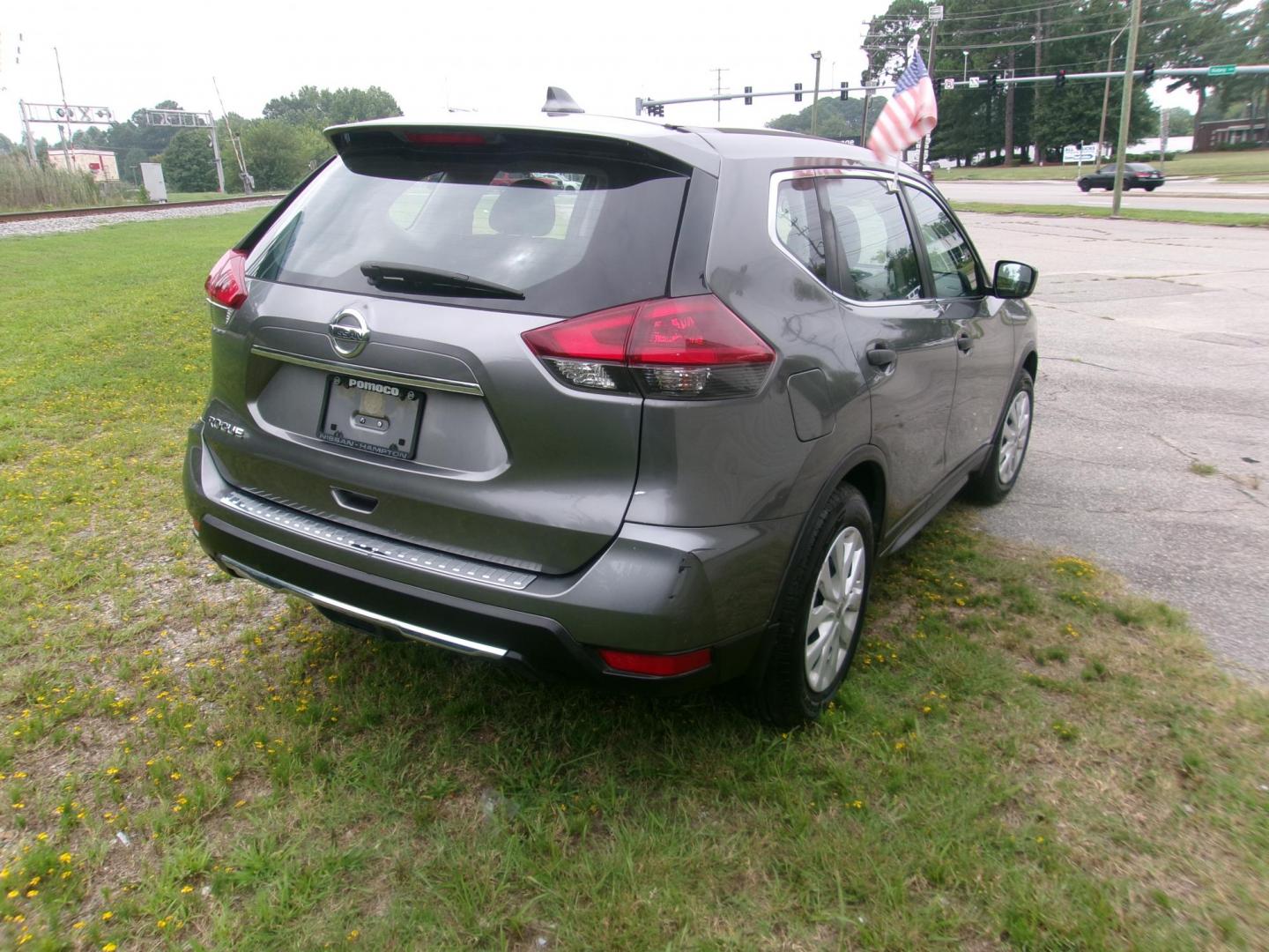 2017 Silver Nissan Rogue SV 2WD (JN8AT2MT8HW) with an 2.5L L4 DOHC 16V engine, CVT transmission, located at 2553 Airline Blvd, Portsmouth, VA, 23701, (757) 488-8331, 36.813889, -76.357597 - ***VEHICLE TERMS*** Down Payment: $899 Weekly Payment: $110 APR: 23.9% Repayment Terms: 42 Months *** CALL ELIZABETH SMITH - DIRECTOR OF MARKETING @ 757-488-8331 TO SCHEDULE YOUR APPOINTMENT TODAY AND GET PRE-APPROVED RIGHT OVER THE PHONE*** - Photo#5