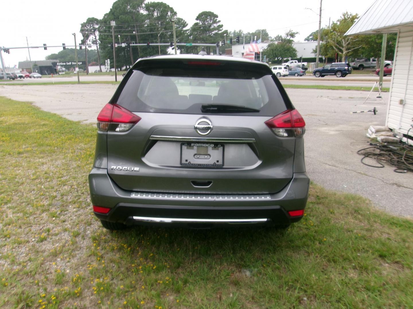 2017 Silver Nissan Rogue SV 2WD (JN8AT2MT8HW) with an 2.5L L4 DOHC 16V engine, CVT transmission, located at 2553 Airline Blvd, Portsmouth, VA, 23701, (757) 488-8331, 36.813889, -76.357597 - ***VEHICLE TERMS*** Down Payment: $899 Weekly Payment: $110 APR: 23.9% Repayment Terms: 42 Months *** CALL ELIZABETH SMITH - DIRECTOR OF MARKETING @ 757-488-8331 TO SCHEDULE YOUR APPOINTMENT TODAY AND GET PRE-APPROVED RIGHT OVER THE PHONE*** - Photo#6