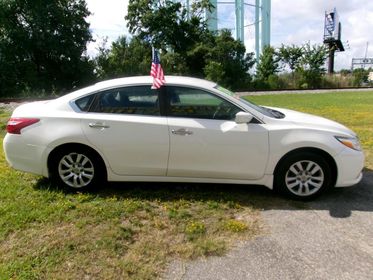 2017 White Nissan Altima 2.5 S (1N4AL3AP1HC) with an 2.5L L4 DOHC 16V engine, CVT transmission, located at 2553 Airline Blvd, Portsmouth, VA, 23701, (757) 488-8331, 36.813889, -76.357597 - ***VEHICLE TERMS*** Down Payment: $799 Weekly Payment: $115 APR: 23.9% Repayment Terms: 42 Months *** CALL ELIZABETH SMITH - DIRECTOR OF MARKETING @ 757-488-8331 TO SCHEDULE YOUR APPOINTMENT TODAY AND GET PRE-APPROVED RIGHT OVER THE PHONE*** - Photo#4