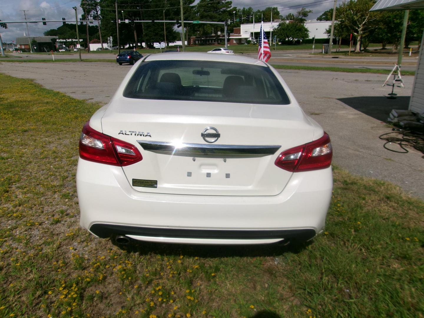 2017 White Nissan Altima 2.5 S (1N4AL3AP1HC) with an 2.5L L4 DOHC 16V engine, CVT transmission, located at 2553 Airline Blvd, Portsmouth, VA, 23701, (757) 488-8331, 36.813889, -76.357597 - ***VEHICLE TERMS*** Down Payment: $799 Weekly Payment: $115 APR: 23.9% Repayment Terms: 42 Months *** CALL ELIZABETH SMITH - DIRECTOR OF MARKETING @ 757-488-8331 TO SCHEDULE YOUR APPOINTMENT TODAY AND GET PRE-APPROVED RIGHT OVER THE PHONE*** - Photo#6