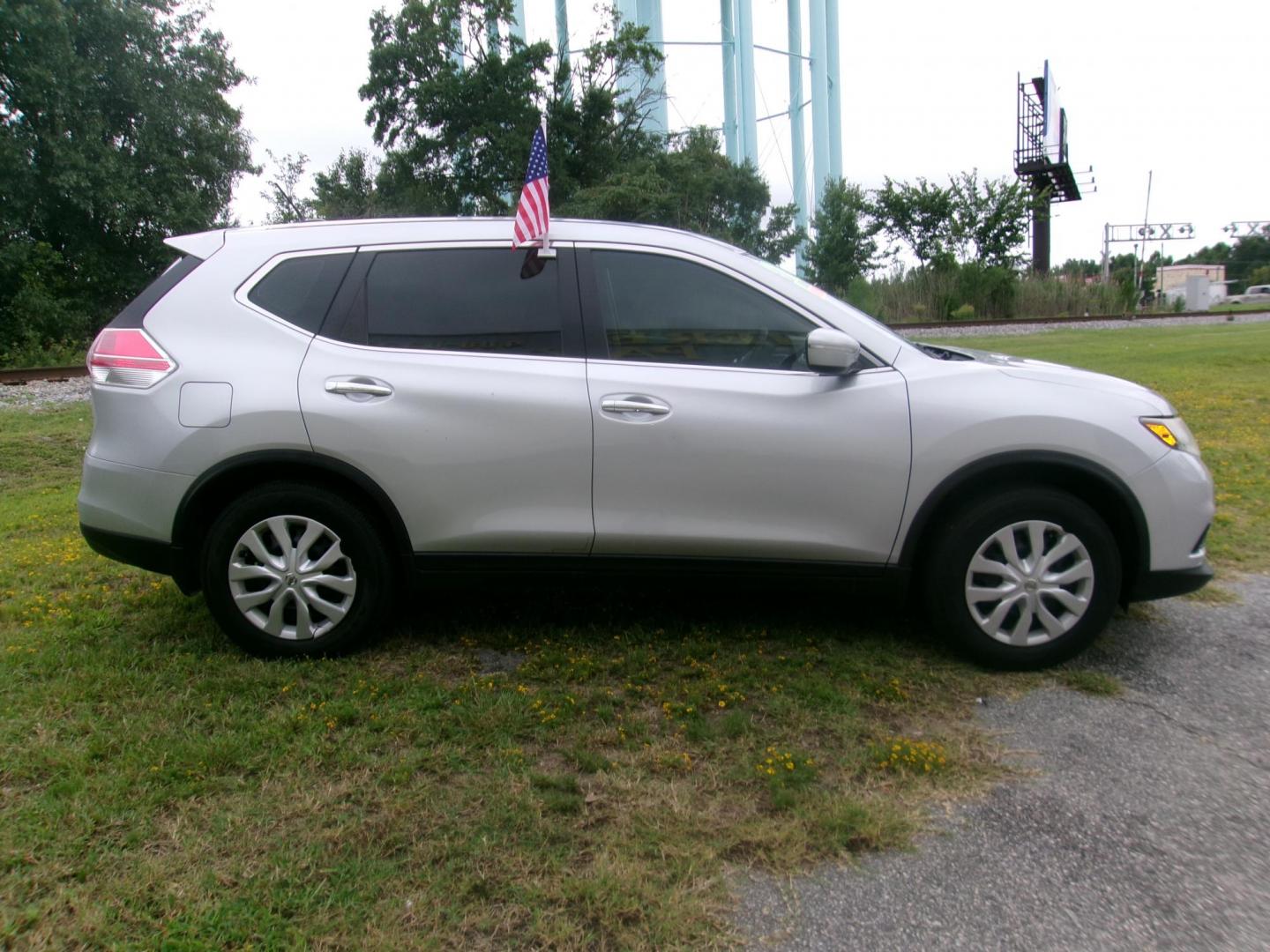 2015 Silver Nissan Rogue S AWD (KNMAT2MV2FP) with an 2.5L L4 DOHC 16V engine, Continuously Variable Transmission transmission, located at 2553 Airline Blvd, Portsmouth, VA, 23701, (757) 488-8331, 36.813889, -76.357597 - ***VEHICLE TERMS*** Down Payment: $799 Weekly Payment: $110 APR: 23.9% Repayment Terms: 42 Months *** CALL ELIZABETH SMITH - DIRECTOR OF MARKETING @ 757-488-8331 TO SCHEDULE YOUR APPOINTMENT TODAY AND GET PRE-APPROVED RIGHT OVER THE PHONE*** - Photo#4