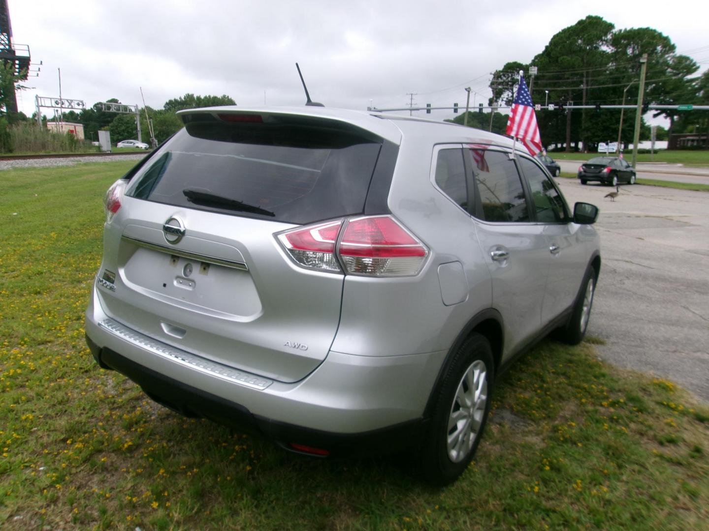 2015 Silver Nissan Rogue S AWD (KNMAT2MV2FP) with an 2.5L L4 DOHC 16V engine, Continuously Variable Transmission transmission, located at 2553 Airline Blvd, Portsmouth, VA, 23701, (757) 488-8331, 36.813889, -76.357597 - ***VEHICLE TERMS*** Down Payment: $799 Weekly Payment: $110 APR: 23.9% Repayment Terms: 42 Months *** CALL ELIZABETH SMITH - DIRECTOR OF MARKETING @ 757-488-8331 TO SCHEDULE YOUR APPOINTMENT TODAY AND GET PRE-APPROVED RIGHT OVER THE PHONE*** - Photo#5