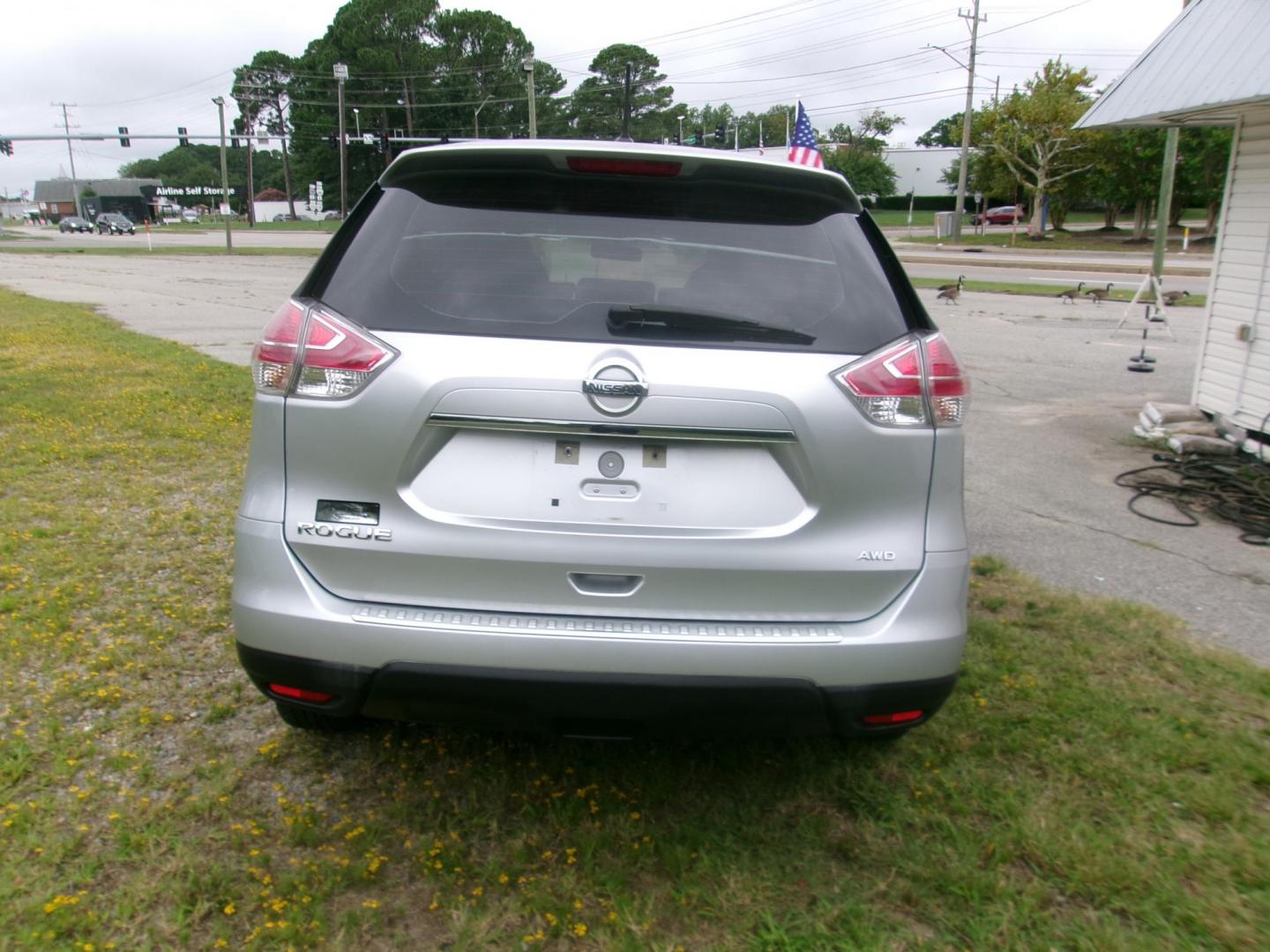 2015 Silver Nissan Rogue S AWD (KNMAT2MV2FP) with an 2.5L L4 DOHC 16V engine, Continuously Variable Transmission transmission, located at 2553 Airline Blvd, Portsmouth, VA, 23701, (757) 488-8331, 36.813889, -76.357597 - ***VEHICLE TERMS*** Down Payment: $799 Weekly Payment: $110 APR: 23.9% Repayment Terms: 42 Months *** CALL ELIZABETH SMITH - DIRECTOR OF MARKETING @ 757-488-8331 TO SCHEDULE YOUR APPOINTMENT TODAY AND GET PRE-APPROVED RIGHT OVER THE PHONE*** - Photo#6