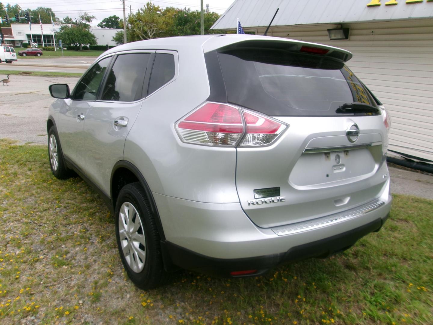 2015 Silver Nissan Rogue S AWD (KNMAT2MV2FP) with an 2.5L L4 DOHC 16V engine, Continuously Variable Transmission transmission, located at 2553 Airline Blvd, Portsmouth, VA, 23701, (757) 488-8331, 36.813889, -76.357597 - ***VEHICLE TERMS*** Down Payment: $799 Weekly Payment: $110 APR: 23.9% Repayment Terms: 42 Months *** CALL ELIZABETH SMITH - DIRECTOR OF MARKETING @ 757-488-8331 TO SCHEDULE YOUR APPOINTMENT TODAY AND GET PRE-APPROVED RIGHT OVER THE PHONE*** - Photo#7