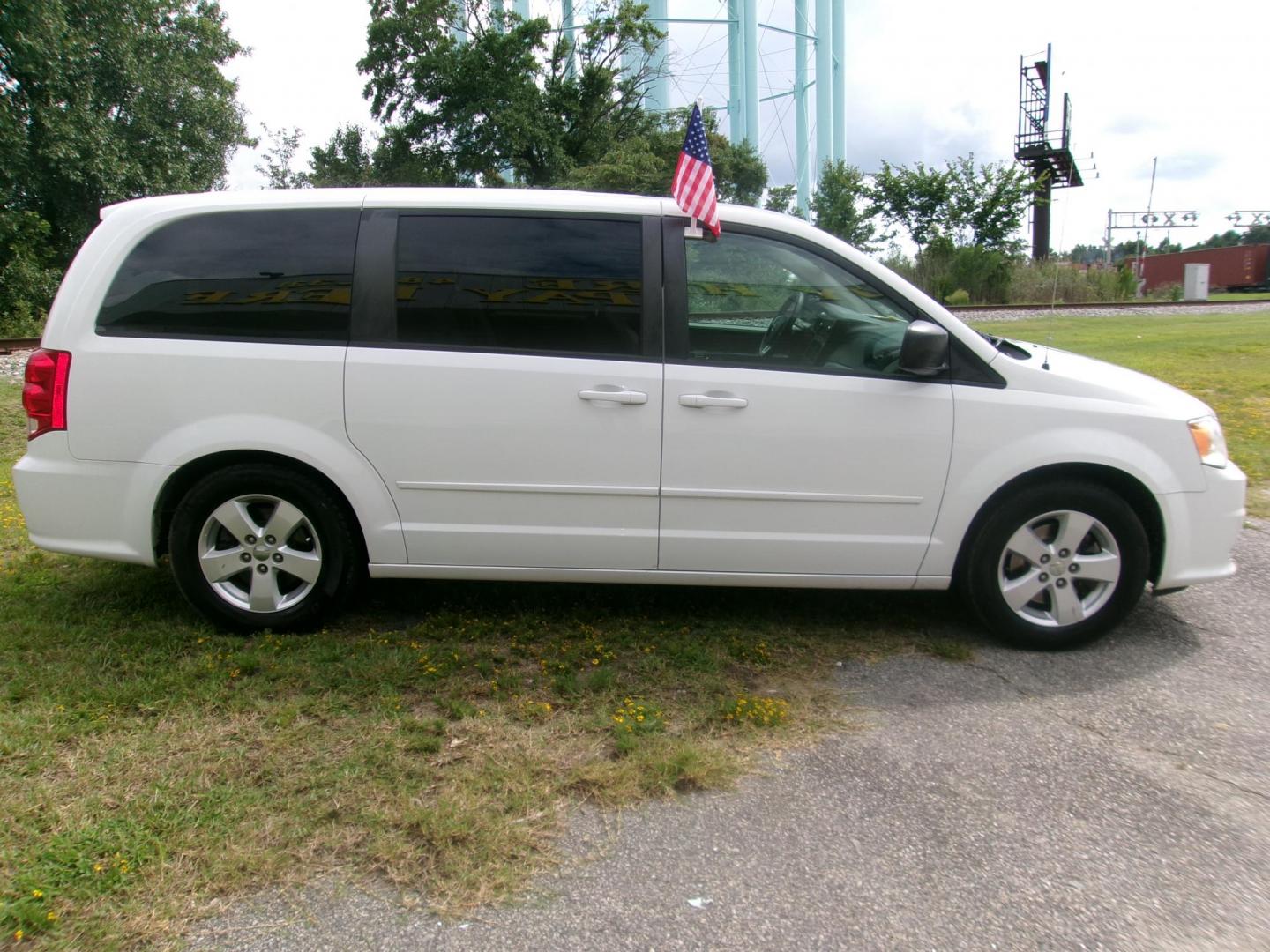 2014 White Dodge Grand Caravan SE (2C4RDGBGXER) with an 3.6L V6 DOHC 24V engine, 6-Speed Automatic transmission, located at 2553 Airline Blvd, Portsmouth, VA, 23701, (757) 488-8331, 36.813889, -76.357597 - ***VEHICLE TERMS*** Down Payment: $799 Weekly Payment: $110 APR: 23.9% Repayment Terms: 42 Months *** CALL ELIZABETH SMITH - DIRECTOR OF MARKETING @ 757-488-8331 TO SCHEDULE YOUR APPOINTMENT TODAY AND GET PRE-APPROVED RIGHT OVER THE PHONE*** - Photo#4
