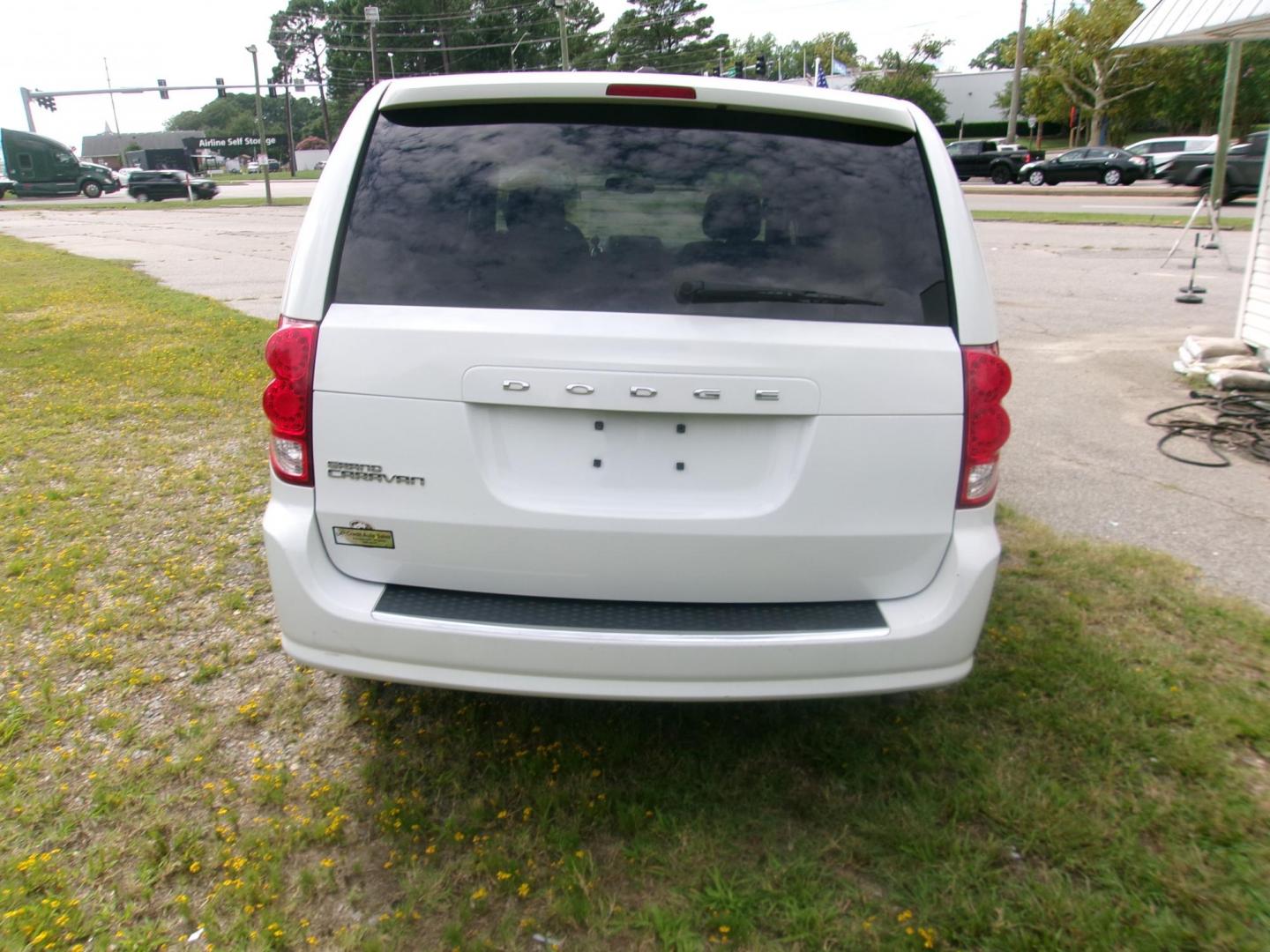 2014 White Dodge Grand Caravan SE (2C4RDGBGXER) with an 3.6L V6 DOHC 24V engine, 6-Speed Automatic transmission, located at 2553 Airline Blvd, Portsmouth, VA, 23701, (757) 488-8331, 36.813889, -76.357597 - ***VEHICLE TERMS*** Down Payment: $799 Weekly Payment: $110 APR: 23.9% Repayment Terms: 42 Months *** CALL ELIZABETH SMITH - DIRECTOR OF MARKETING @ 757-488-8331 TO SCHEDULE YOUR APPOINTMENT TODAY AND GET PRE-APPROVED RIGHT OVER THE PHONE*** - Photo#6