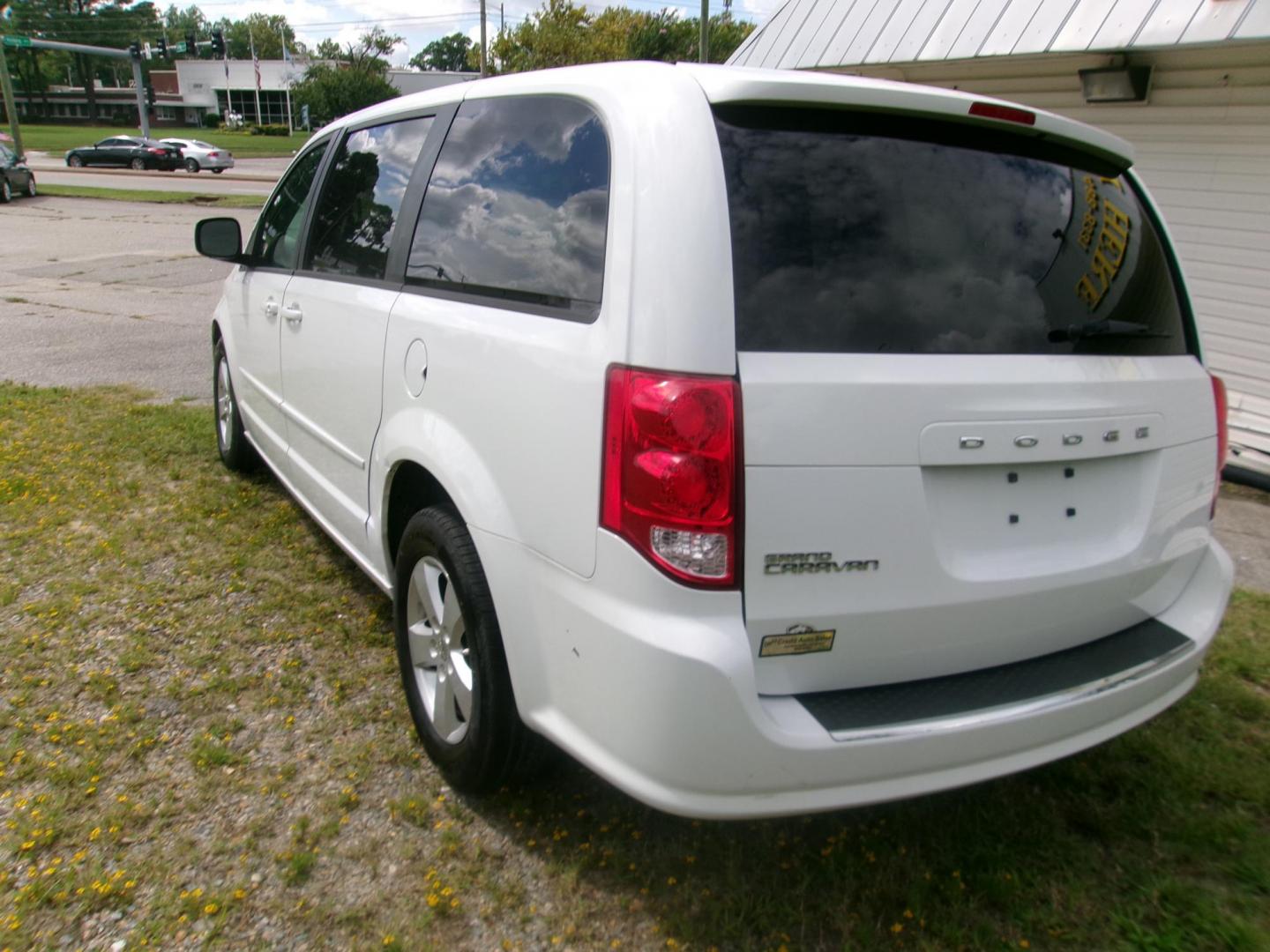 2014 White Dodge Grand Caravan SE (2C4RDGBGXER) with an 3.6L V6 DOHC 24V engine, 6-Speed Automatic transmission, located at 2553 Airline Blvd, Portsmouth, VA, 23701, (757) 488-8331, 36.813889, -76.357597 - ***VEHICLE TERMS*** Down Payment: $799 Weekly Payment: $110 APR: 23.9% Repayment Terms: 42 Months *** CALL ELIZABETH SMITH - DIRECTOR OF MARKETING @ 757-488-8331 TO SCHEDULE YOUR APPOINTMENT TODAY AND GET PRE-APPROVED RIGHT OVER THE PHONE*** - Photo#7