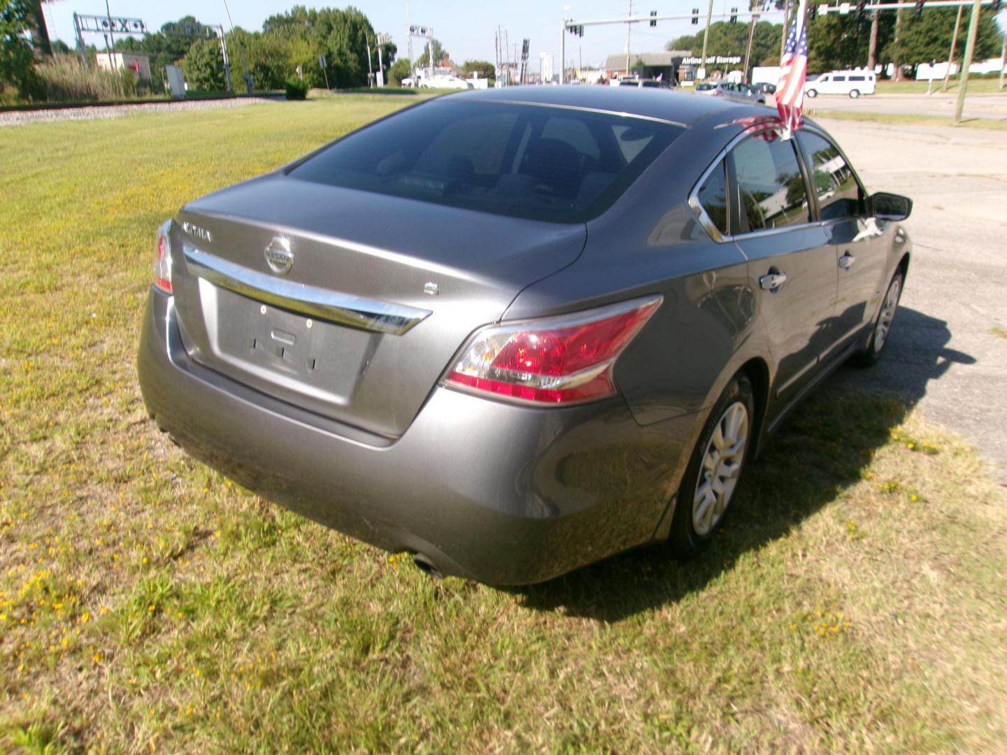 2015 Gray Nissan Altima 2.5 S (1N4AL3AP1FC) with an 2.5L L4 DOHC 16V engine, Continuously Variable Transmission transmission, located at 2553 Airline Blvd, Portsmouth, VA, 23701, (757) 488-8331, 36.813889, -76.357597 - Photo#5