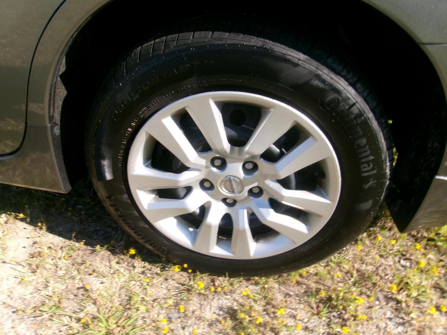 2015 Gray Nissan Altima 2.5 S (1N4AL3AP1FC) with an 2.5L L4 DOHC 16V engine, Continuously Variable Transmission transmission, located at 2553 Airline Blvd, Portsmouth, VA, 23701, (757) 488-8331, 36.813889, -76.357597 - Photo#8