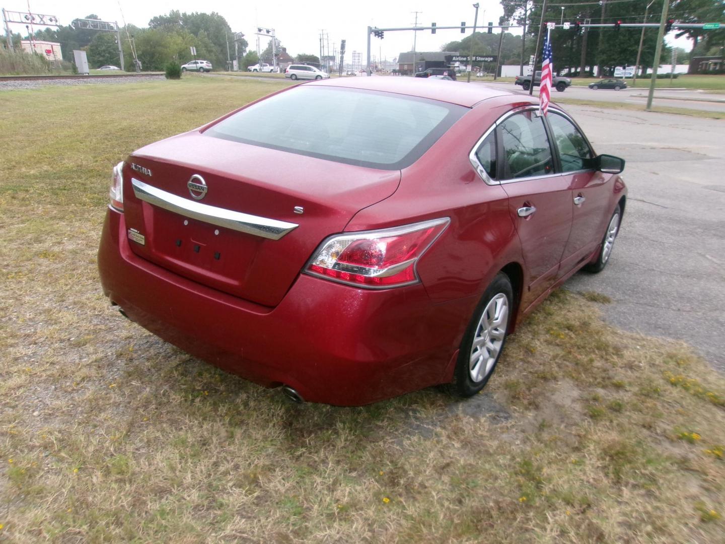 2015 Red Nissan Altima 2.5 S (1N4AL3AP8FC) with an 2.5L L4 DOHC 16V engine, Continuously Variable Transmission transmission, located at 2553 Airline Blvd, Portsmouth, VA, 23701, (757) 488-8331, 36.813889, -76.357597 - Photo#5