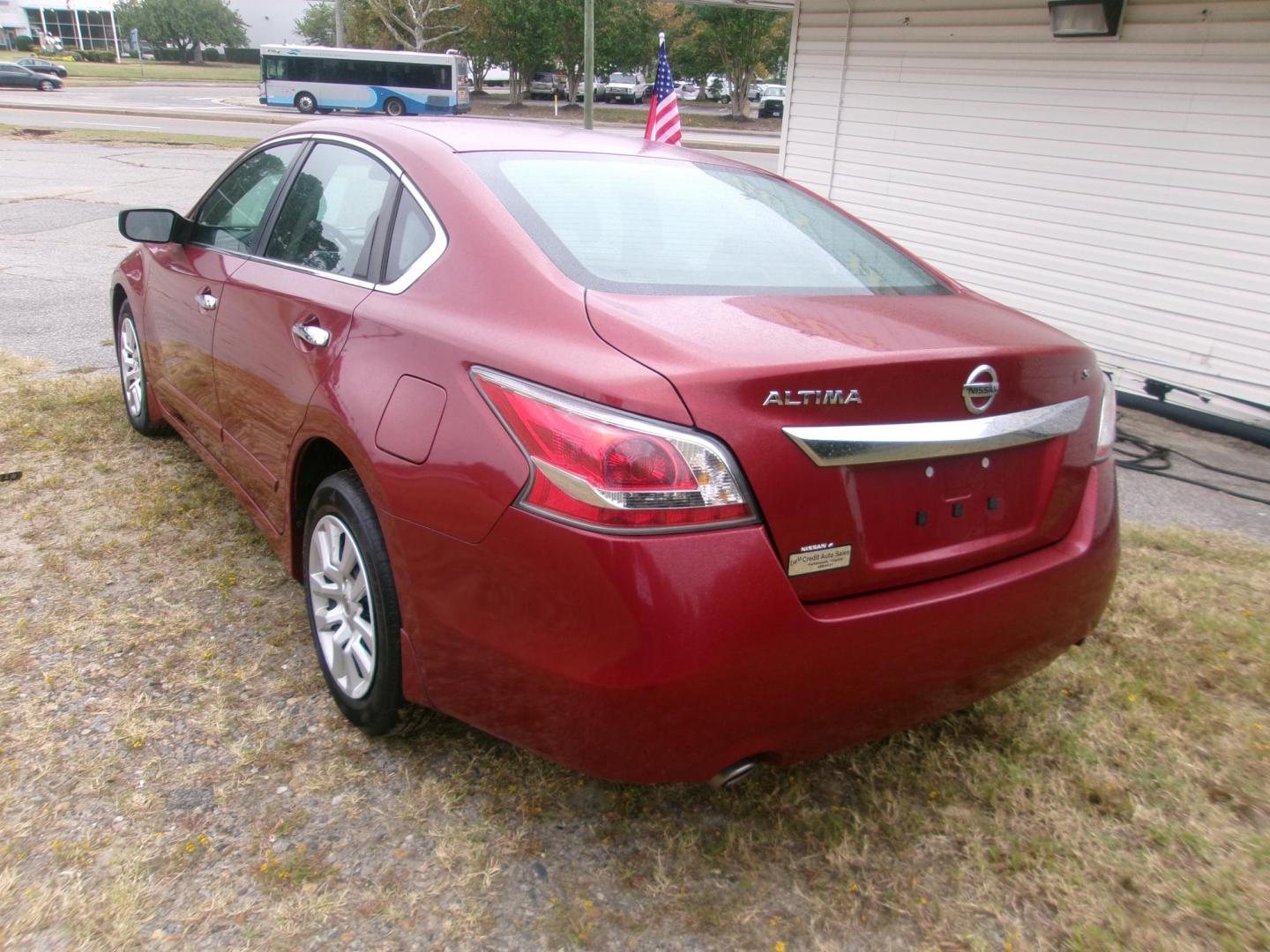 2015 Red Nissan Altima 2.5 S (1N4AL3AP8FC) with an 2.5L L4 DOHC 16V engine, Continuously Variable Transmission transmission, located at 2553 Airline Blvd, Portsmouth, VA, 23701, (757) 488-8331, 36.813889, -76.357597 - Photo#7
