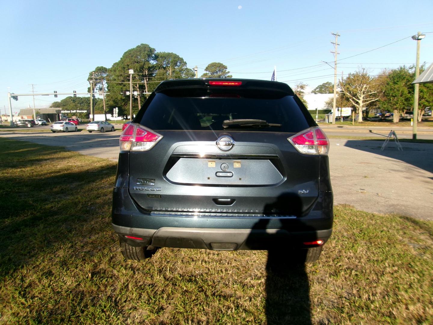 2016 Blue Nissan Rogue S 2WD (KNMAT2MT8GP) with an 2.5L L4 DOHC 16V engine, CVT transmission, located at 2553 Airline Blvd, Portsmouth, VA, 23701, (757) 488-8331, 36.813889, -76.357597 - ***VEHICLE TERMS*** Down Payment: $899 Weekly Payment: $115 APR: 23.9% Repayment Terms: 42 Months *** CALL ELIZABETH SMITH - DIRECTOR OF MARKETING @ 757-488-8331 TO SCHEDULE YOUR APPOINTMENT TODAY AND GET PRE-APPROVED RIGHT OVER THE PHONE*** - Photo#6