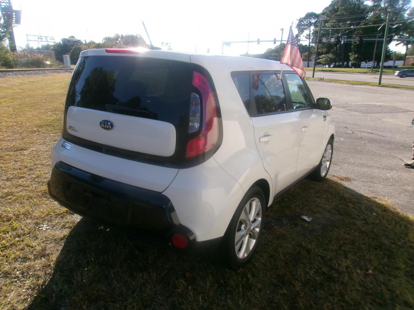 2016 White Kia Soul + (KNDJP3A57G7) with an 2.0L L4 DOHC 16V engine, 6A transmission, located at 2553 Airline Blvd, Portsmouth, VA, 23701, (757) 488-8331, 36.813889, -76.357597 - Photo#5