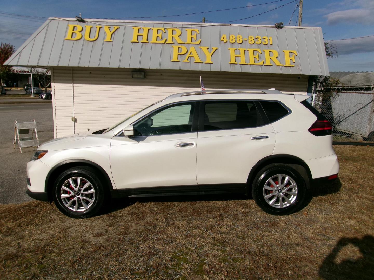2017 White Nissan Rogue S AWD (5N1AT2MVXHC) with an 2.5L L4 DOHC 16V engine, CVT transmission, located at 2553 Airline Blvd, Portsmouth, VA, 23701, (757) 488-8331, 36.813889, -76.357597 - Photo#0
