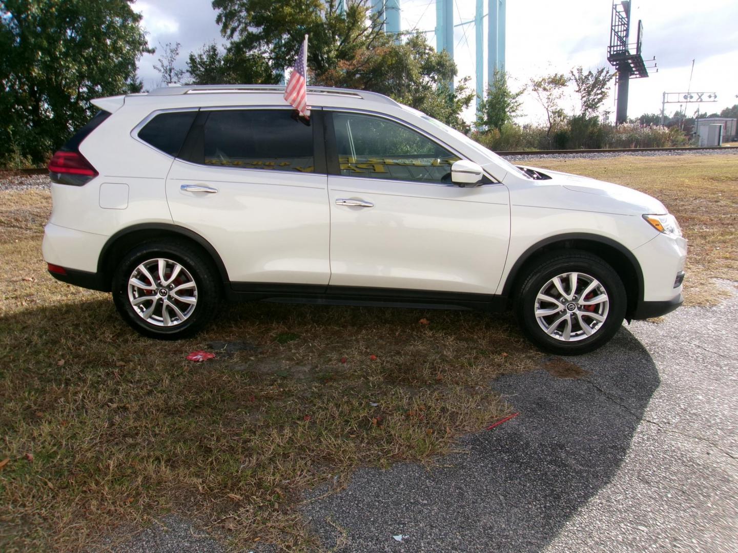 2017 White Nissan Rogue S AWD (5N1AT2MVXHC) with an 2.5L L4 DOHC 16V engine, CVT transmission, located at 2553 Airline Blvd, Portsmouth, VA, 23701, (757) 488-8331, 36.813889, -76.357597 - Photo#4