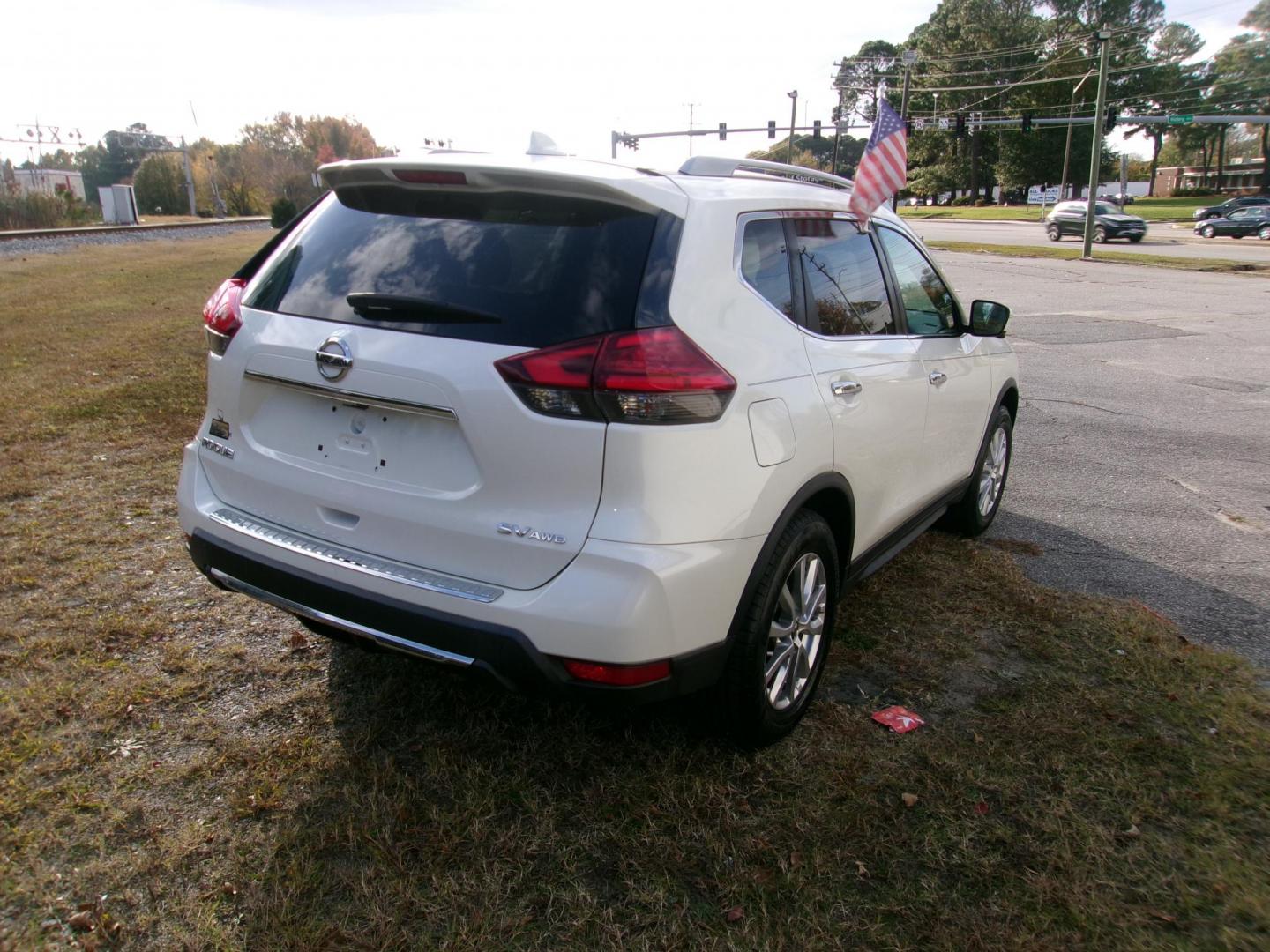2017 White Nissan Rogue S AWD (5N1AT2MVXHC) with an 2.5L L4 DOHC 16V engine, CVT transmission, located at 2553 Airline Blvd, Portsmouth, VA, 23701, (757) 488-8331, 36.813889, -76.357597 - Photo#5