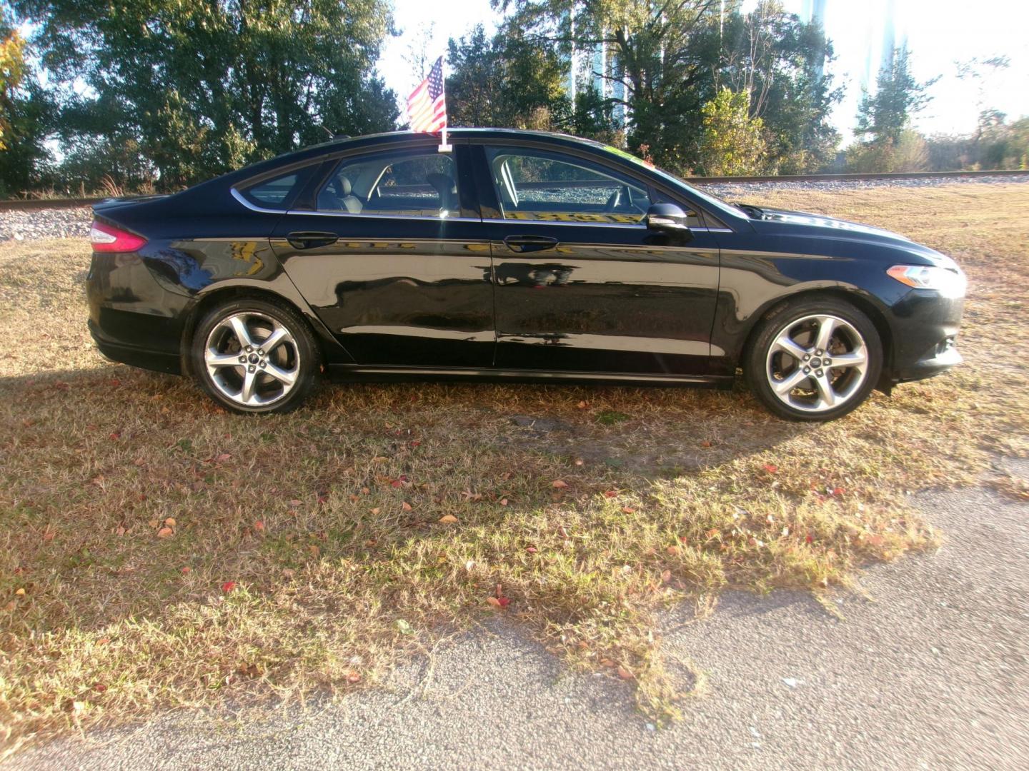 2015 Black Ford Fusion SE (3FA6P0H71FR) with an 2.5L L4 DOHC 16V engine, located at 2553 Airline Blvd, Portsmouth, VA, 23701, (757) 488-8331, 36.813889, -76.357597 - ***VEHICLE TERMS*** Down Payment: $799 Weekly Payment: $110 APR: 23.9% Repayment Terms: 42 Months *** CALL ELIZABETH SMITH - DIRECTOR OF MARKETING @ 757-488-8331 TO SCHEDULE YOUR APPOINTMENT TODAY AND GET PRE-APPROVED RIGHT OVER THE PHONE*** - Photo#4