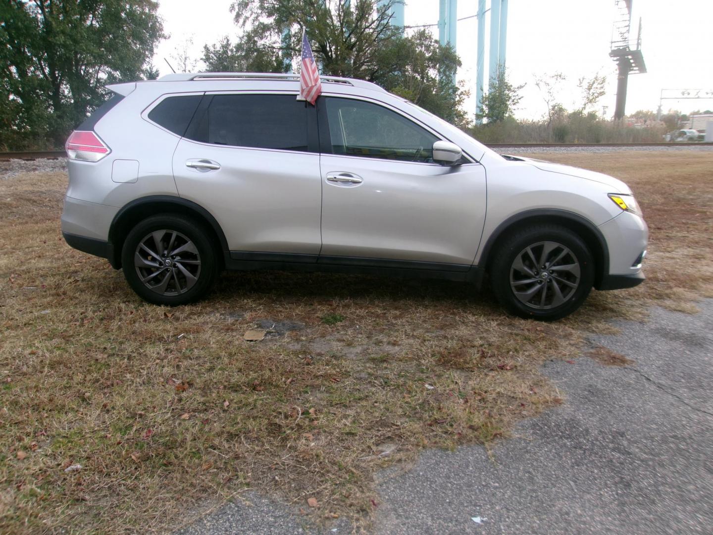 2016 Silver Nissan Rogue S AWD (5N1AT2MV0GC) with an 2.5L L4 DOHC 16V engine, CVT transmission, located at 2553 Airline Blvd, Portsmouth, VA, 23701, (757) 488-8331, 36.813889, -76.357597 - ***VEHICLE TERMS*** Down Payment: $999 Weekly Payment: $115 APR: 23.9% Repayment Terms: 42 Months *** CALL ELIZABETH SMITH - DIRECTOR OF MARKETING @ 757-488-8331 TO SCHEDULE YOUR APPOINTMENT TODAY AND GET PRE-APPROVED RIGHT OVER THE PHONE*** - Photo#4