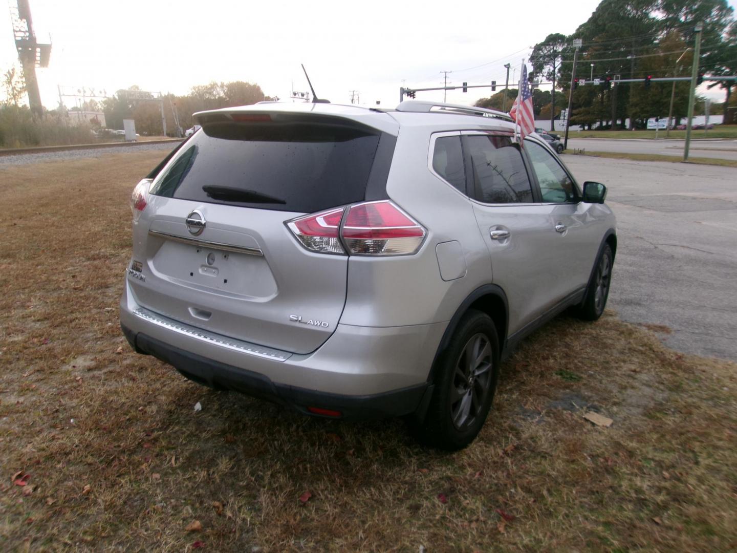 2016 Silver Nissan Rogue S AWD (5N1AT2MV0GC) with an 2.5L L4 DOHC 16V engine, CVT transmission, located at 2553 Airline Blvd, Portsmouth, VA, 23701, (757) 488-8331, 36.813889, -76.357597 - ***VEHICLE TERMS*** Down Payment: $999 Weekly Payment: $115 APR: 23.9% Repayment Terms: 42 Months *** CALL ELIZABETH SMITH - DIRECTOR OF MARKETING @ 757-488-8331 TO SCHEDULE YOUR APPOINTMENT TODAY AND GET PRE-APPROVED RIGHT OVER THE PHONE*** - Photo#5