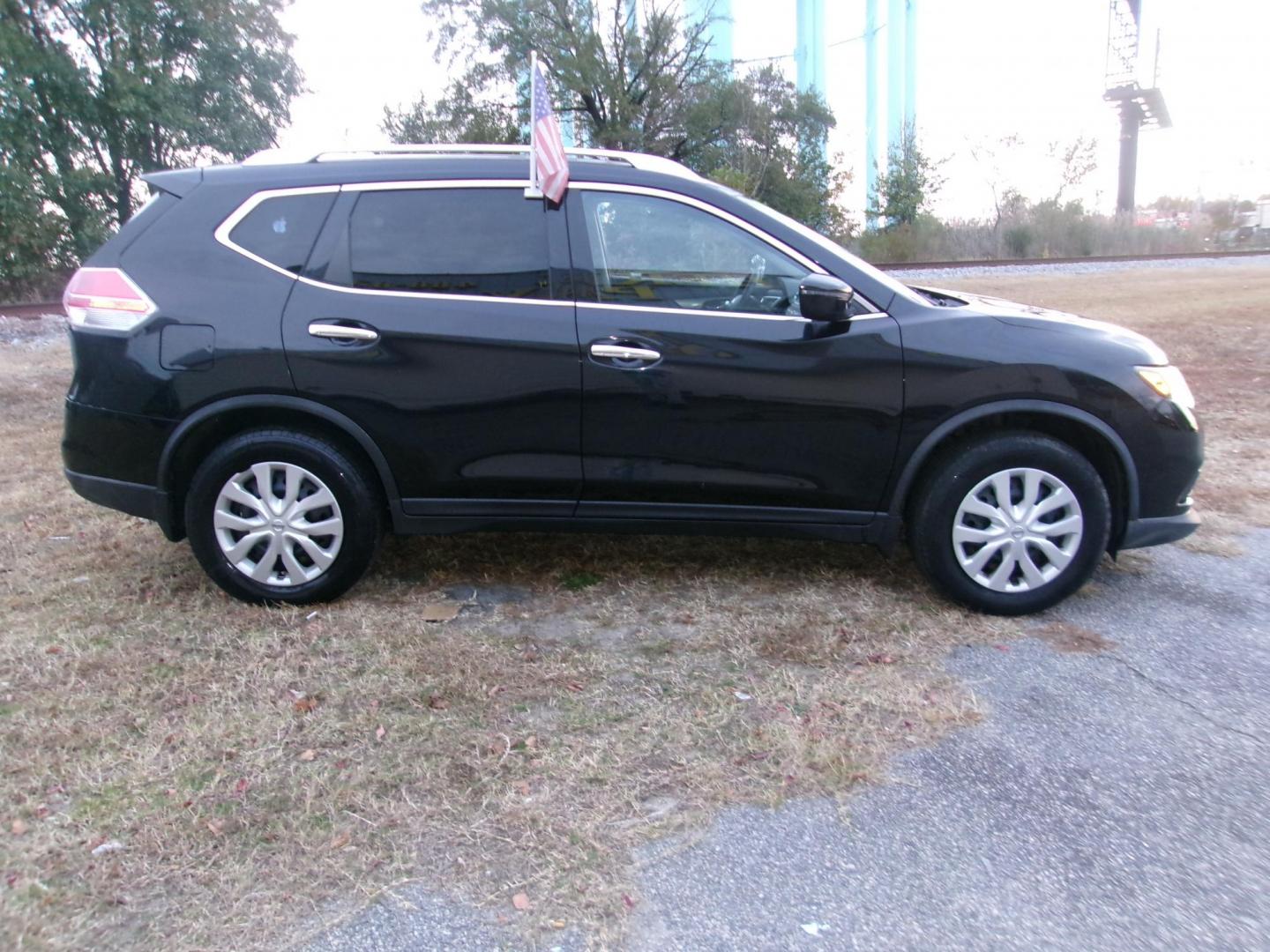 2016 Black Nissan Rogue SV AWD (KNMAT2MV8GP) with an 2.5L L4 DOHC 16V engine, CVT transmission, located at 2553 Airline Blvd, Portsmouth, VA, 23701, (757) 488-8331, 36.813889, -76.357597 - ***VEHICLE TERMS*** Down Payment: $999 Weekly Payment: $115 APR: 23.9% Repayment Terms: 42 Months *** CALL ELIZABETH SMITH - DIRECTOR OF MARKETING @ 757-488-8331 TO SCHEDULE YOUR APPOINTMENT TODAY AND GET PRE-APPROVED RIGHT OVER THE PHONE*** - Photo#4