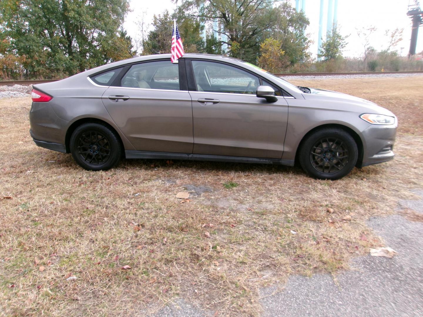 2014 Gray Ford Fusion S (1FA6P0G7XE5) with an 2.5L L4 DOHC 16V engine, located at 2553 Airline Blvd, Portsmouth, VA, 23701, (757) 488-8331, 36.813889, -76.357597 - ***VEHICLE TERMS*** Down Payment: $799 Weekly Payment: $110 APR: 23.9% Repayment Terms: 42 Months *** CALL ELIZABETH SMITH - DIRECTOR OF MARKETING @ 757-488-8331 TO SCHEDULE YOUR APPOINTMENT TODAY AND GET PRE-APPROVED RIGHT OVER THE PHONE*** - Photo#4